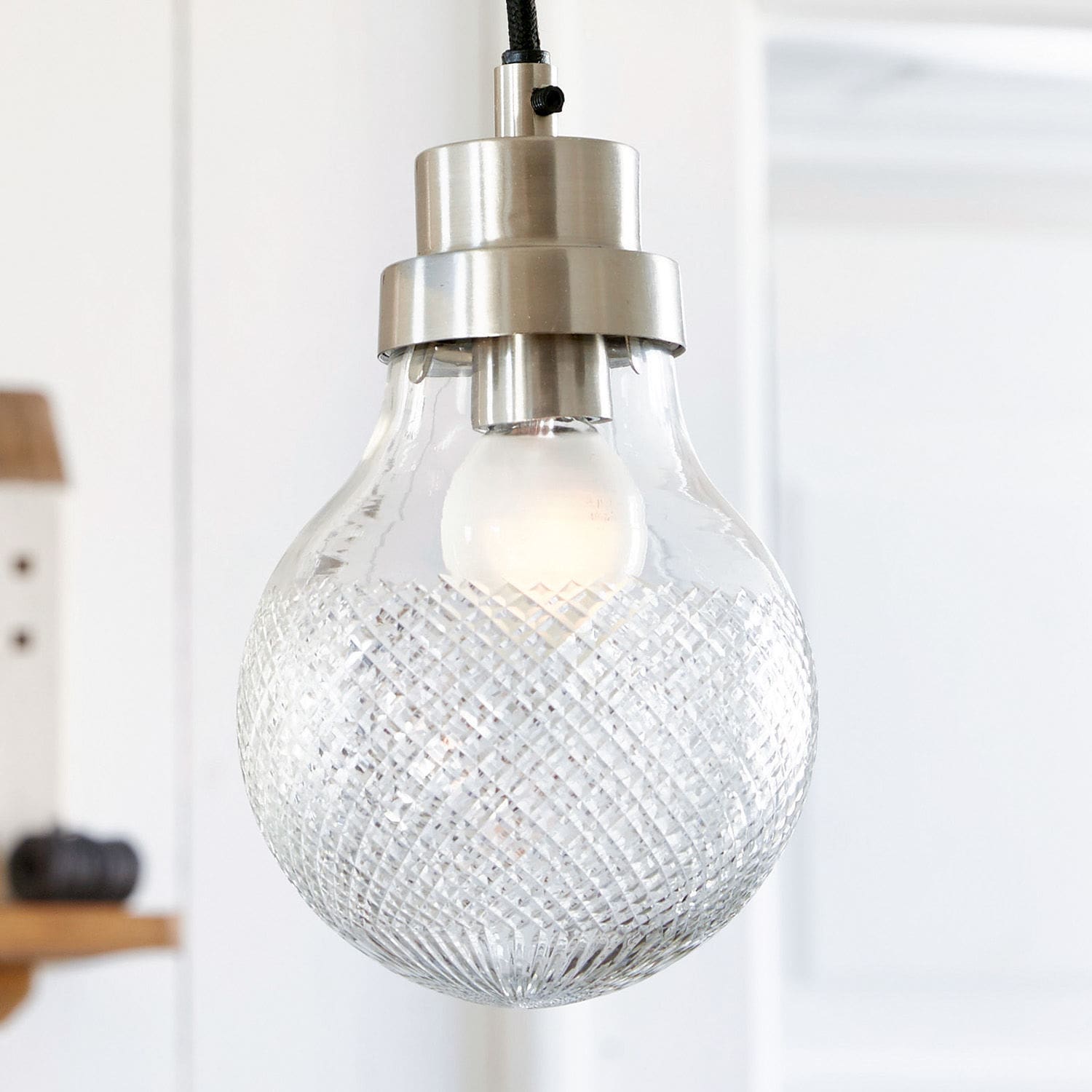 Hängelampe aus Glas mit silbernem Metallhalter, dekorativem Muster und LED-Beleuchtung