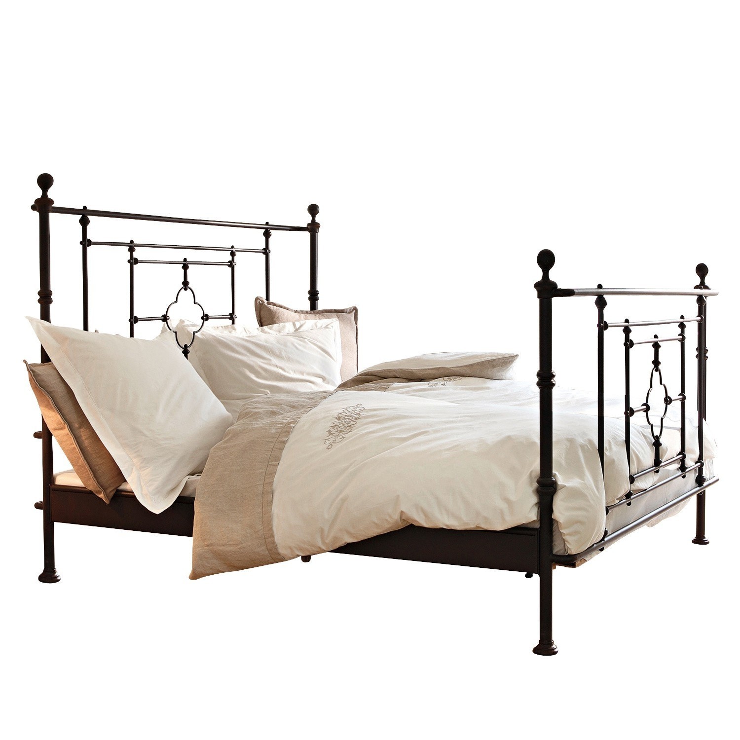 Schwarzes Metallbett mit beiger Bettwäsche im Vintage-Stil für gemütliches Schlafzimmer