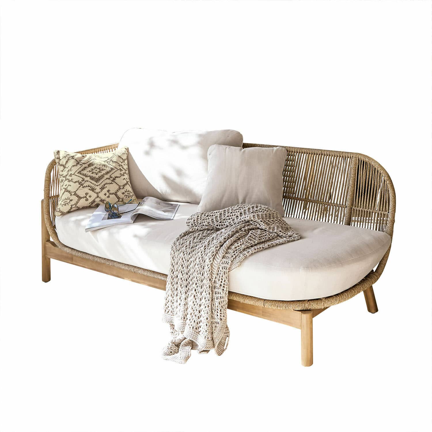 Chaiselongue FSC®-100% Belvidere Rattan- und Holzsofa mit cremefarbenen Kissen und gestrickter Decke für Wohnzimmer