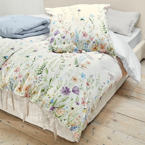 Baumwoll-Bettwäsche mit buntem Blumenmuster auf hellem Grund, zart und dekorativ fürs Schlafzimmer