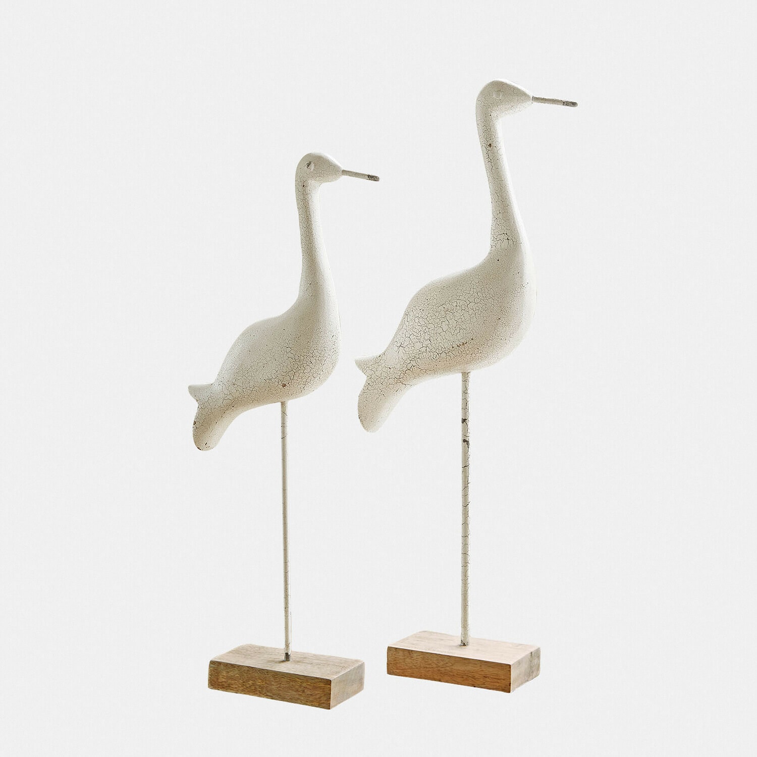 Weiße Vogel-Figuren aus Holz und Metall auf Sockel, dekorative Wohn- und Gartendeko