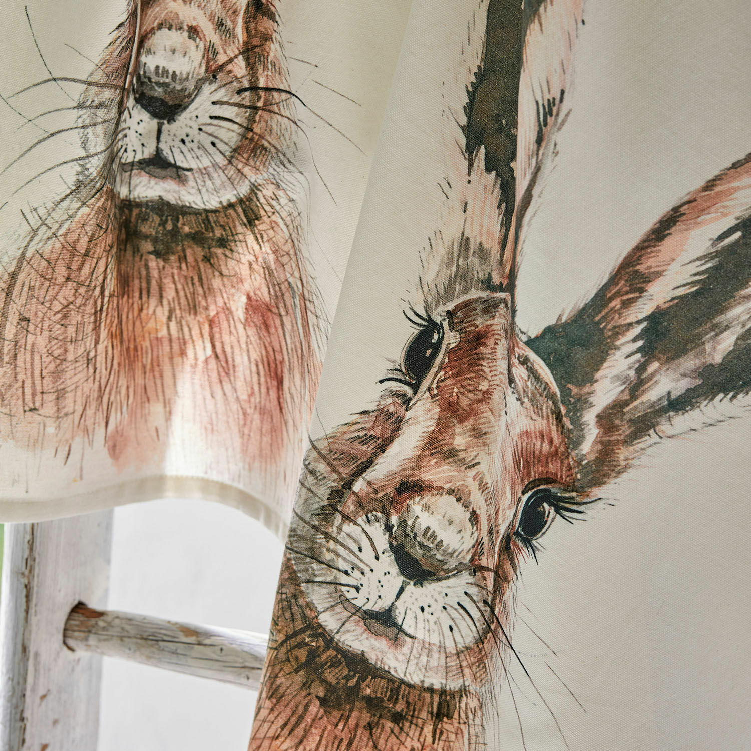 Leinenstoff mit braunem Hasenmotiv, dekorativer Textilstoff für Wohnraumgestaltung