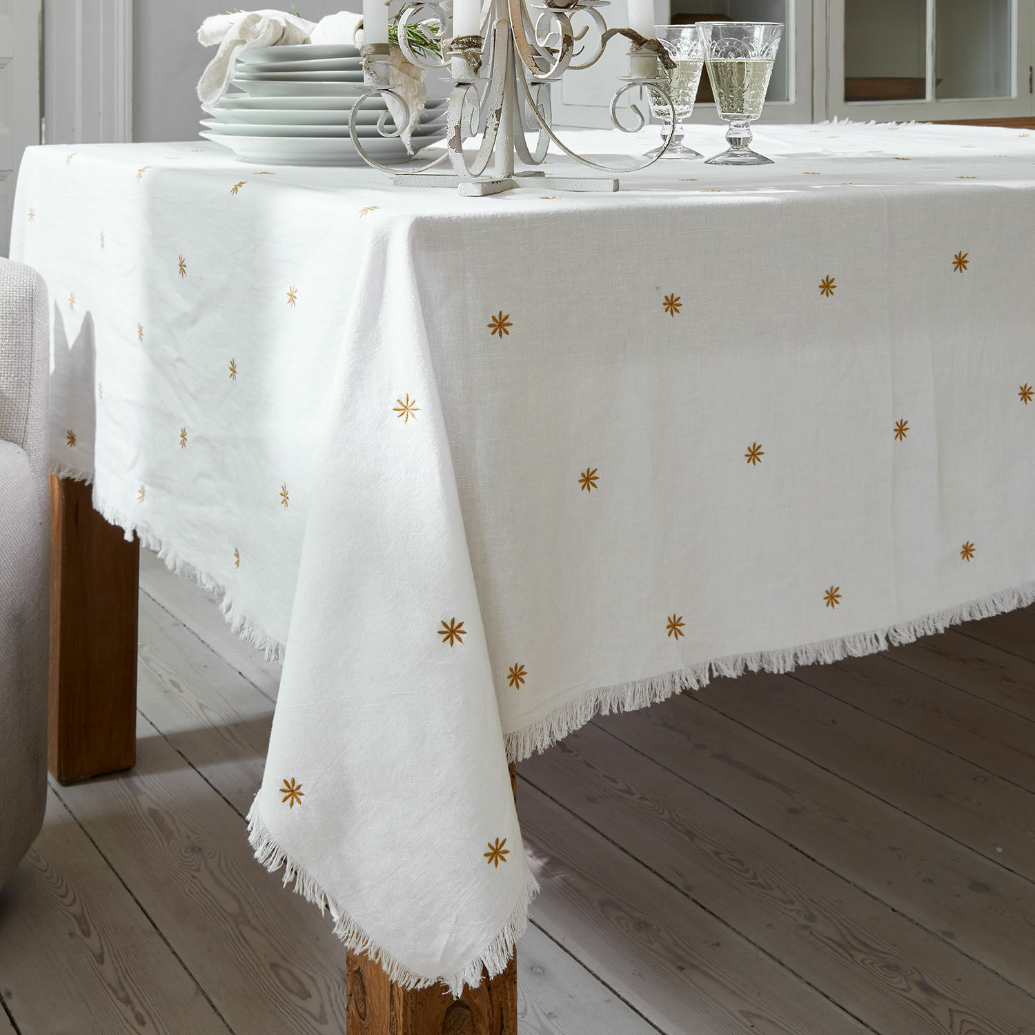 Tischdecke Fjalara Weißer Leinentischdecke mit Fransen und goldenen Sternen, stilvolle Tischdekoration