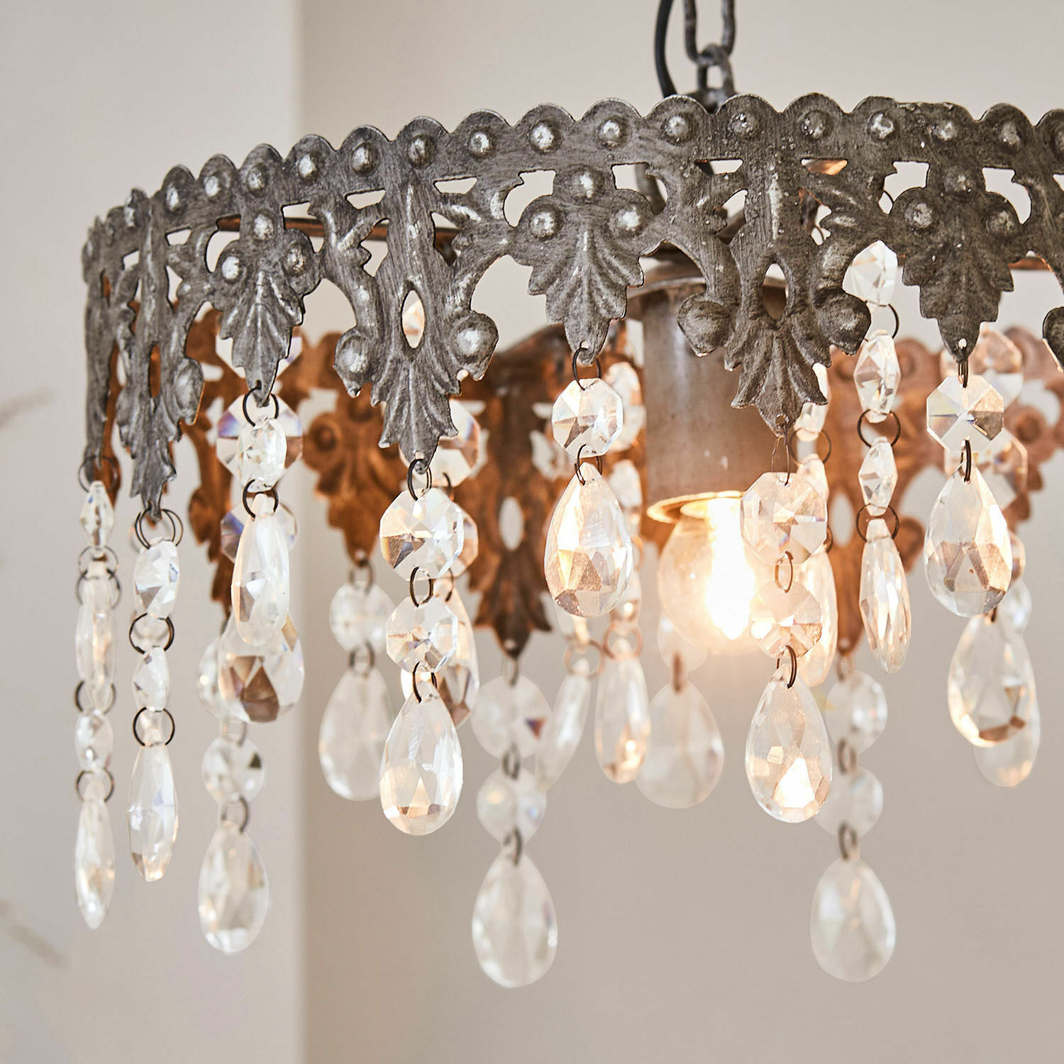 Metall-Kronleuchter mit dekorativen Kristalltropfen im Vintage-Stil für Wohnzimmer