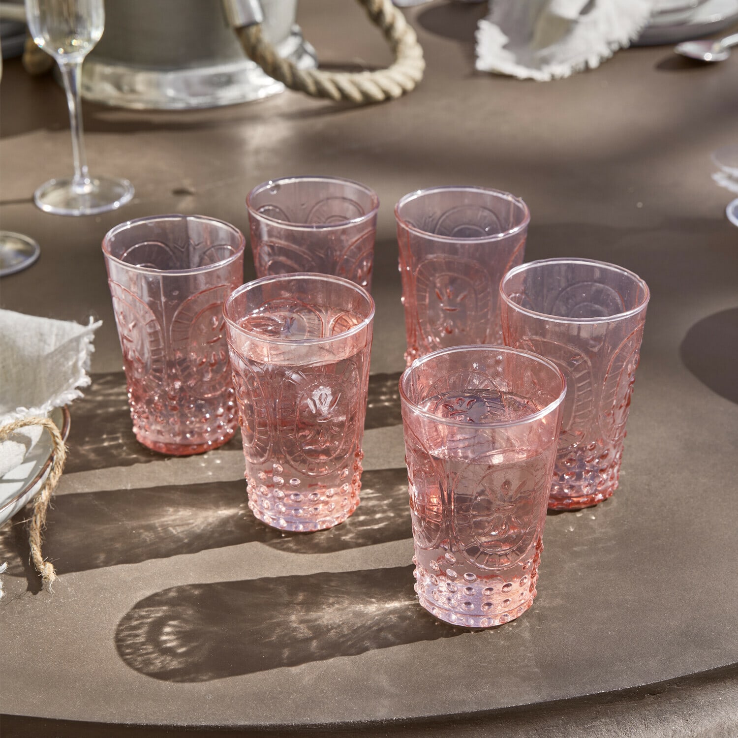 Glas 6er Set Fleury Set aus sechs rosa Gläsern mit dekorativem Muster auf braunem Tisch für Getränke