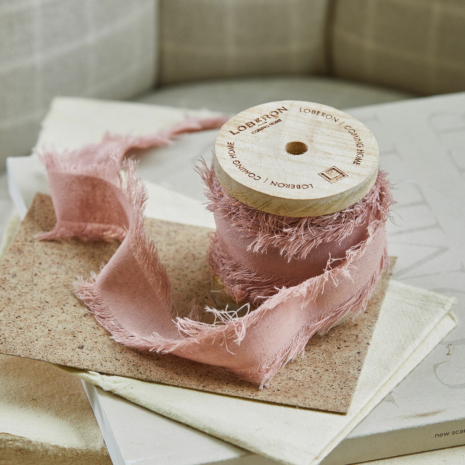 Band Celoria Rosa Baumwollband mit ausgefransten Kanten auf Holzspule für Dekoration und Basteln