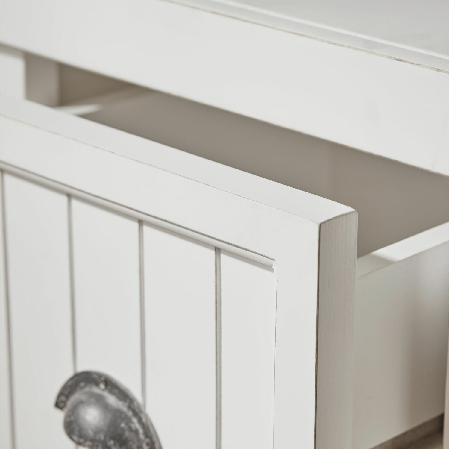 Weiß lackierte Holzschublade mit vintage Metallgriff für Möbel im Landhausstil
