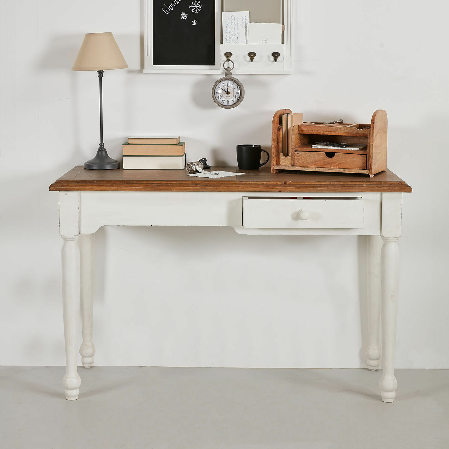 Weißer Holztisch mit Schublade und brauner Tischplatte, Lampe und Holz-Organizer