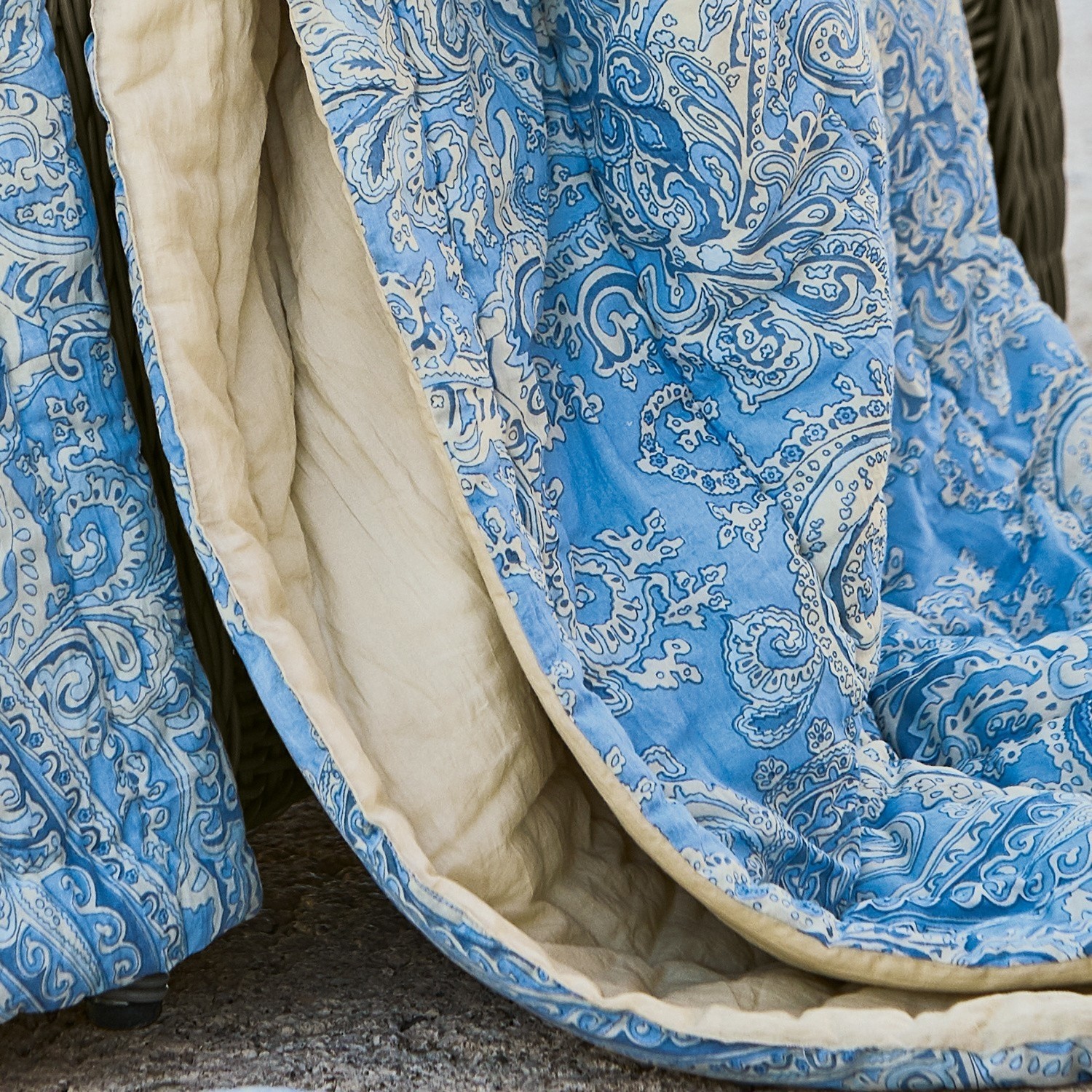 Blau-beige gesteppte Baumwolldecke mit orientalischem Muster, ideal für Wohnraumdekoration
