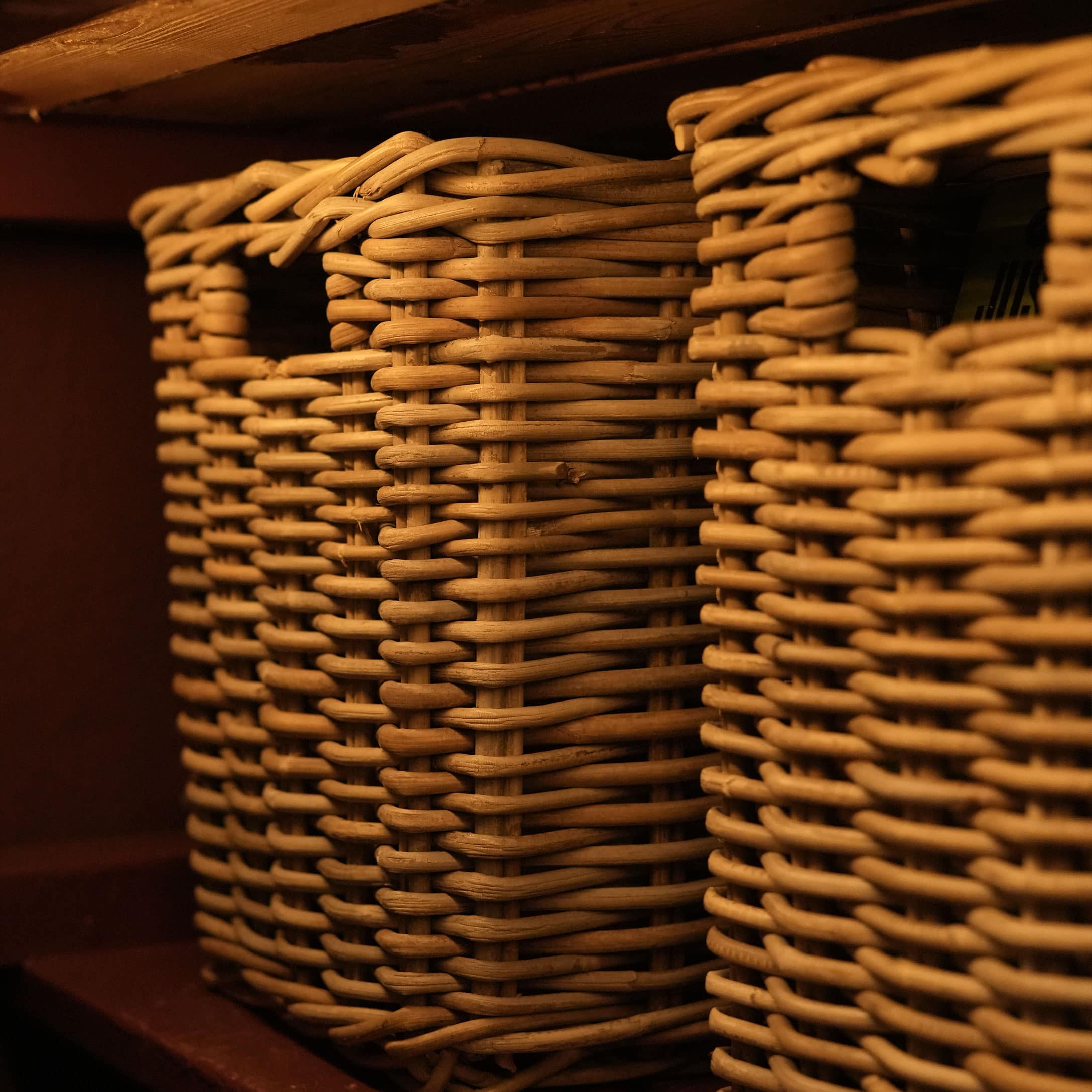 Natürlicher Korb aus Rattan in warmem Beige, ideal zur Aufbewahrung und Organisation im Zuhause
