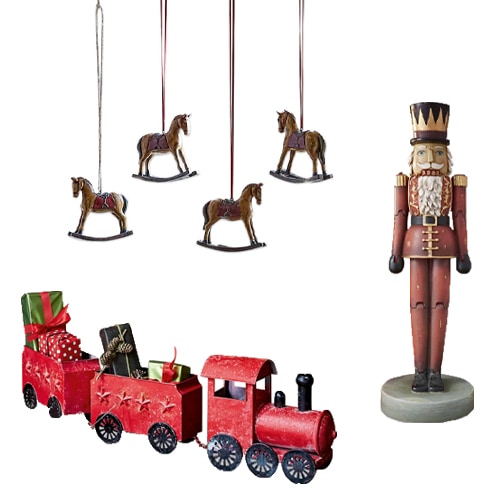 Weihnachtsdekoration mit roter Eisenbahn, hölzernen Schaukelpferden und Nussknacker-Figur aus Holz