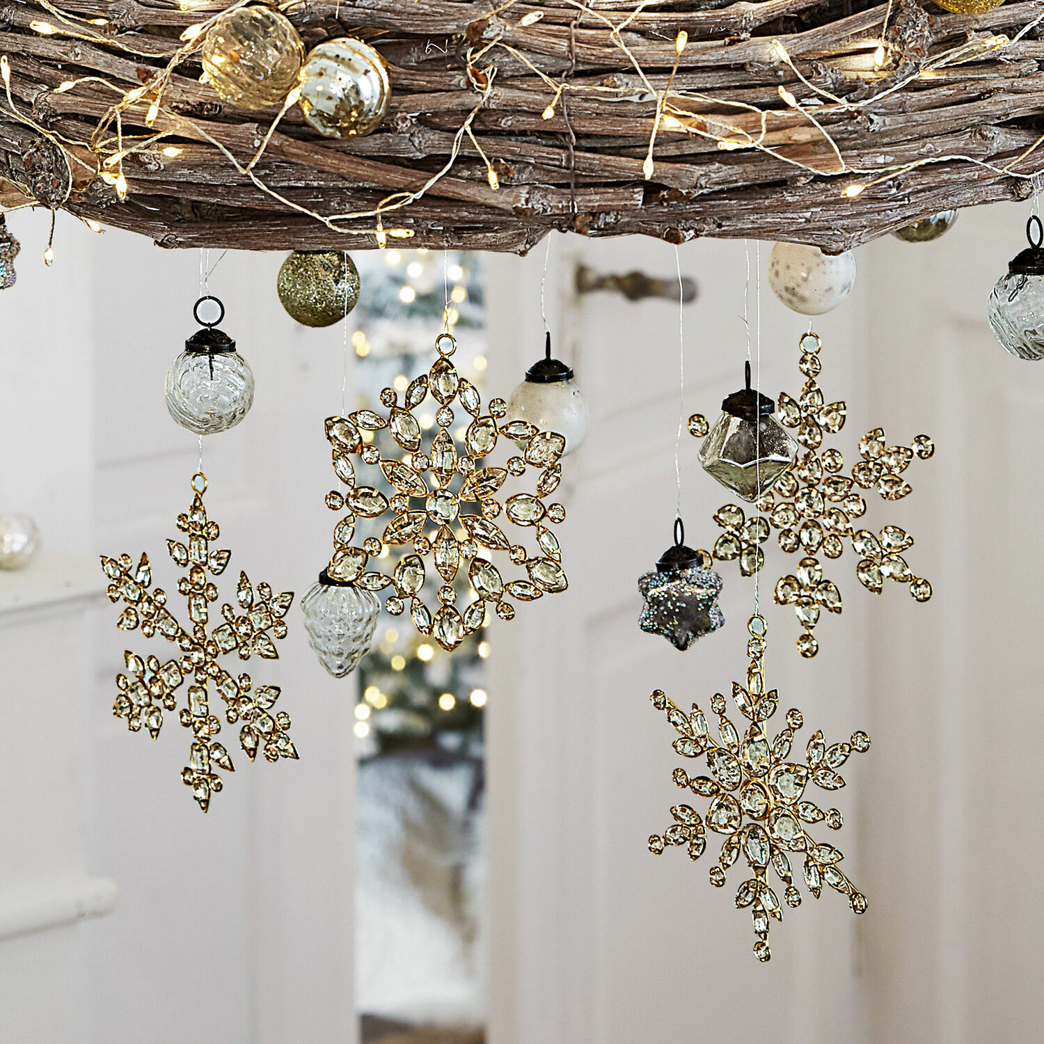 Weihnachtsschmuck 4er Set Gaillon Goldene Weihnachtsanhänger in Schneeflockenform mit Kristallen und Glaskugeln an einem Zweig mit LED-Lichterkette