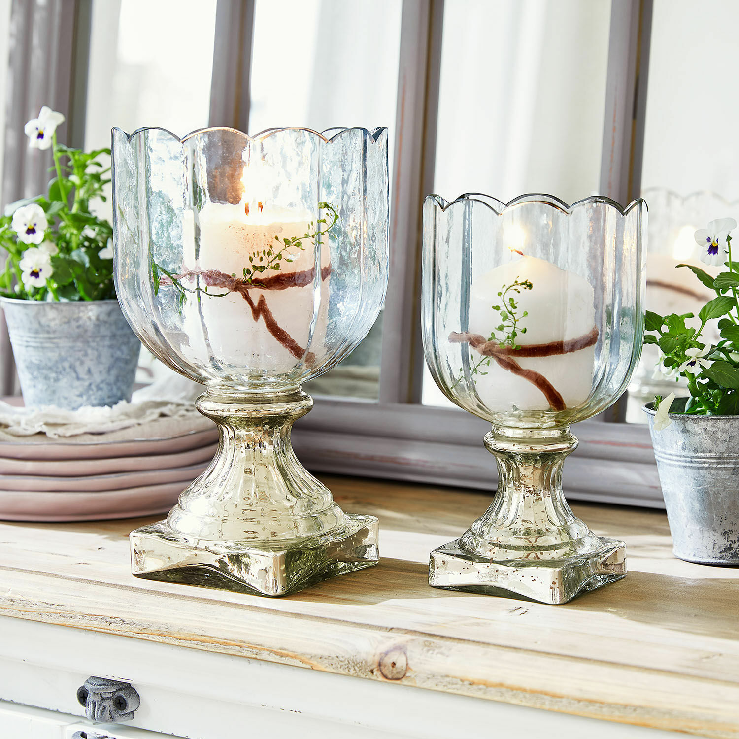 Windlicht 2er Set Jovique Zwei Glas-Kerzenhalter mit weißen Kerzen und Pflanzen-Dekor auf Holzplatte