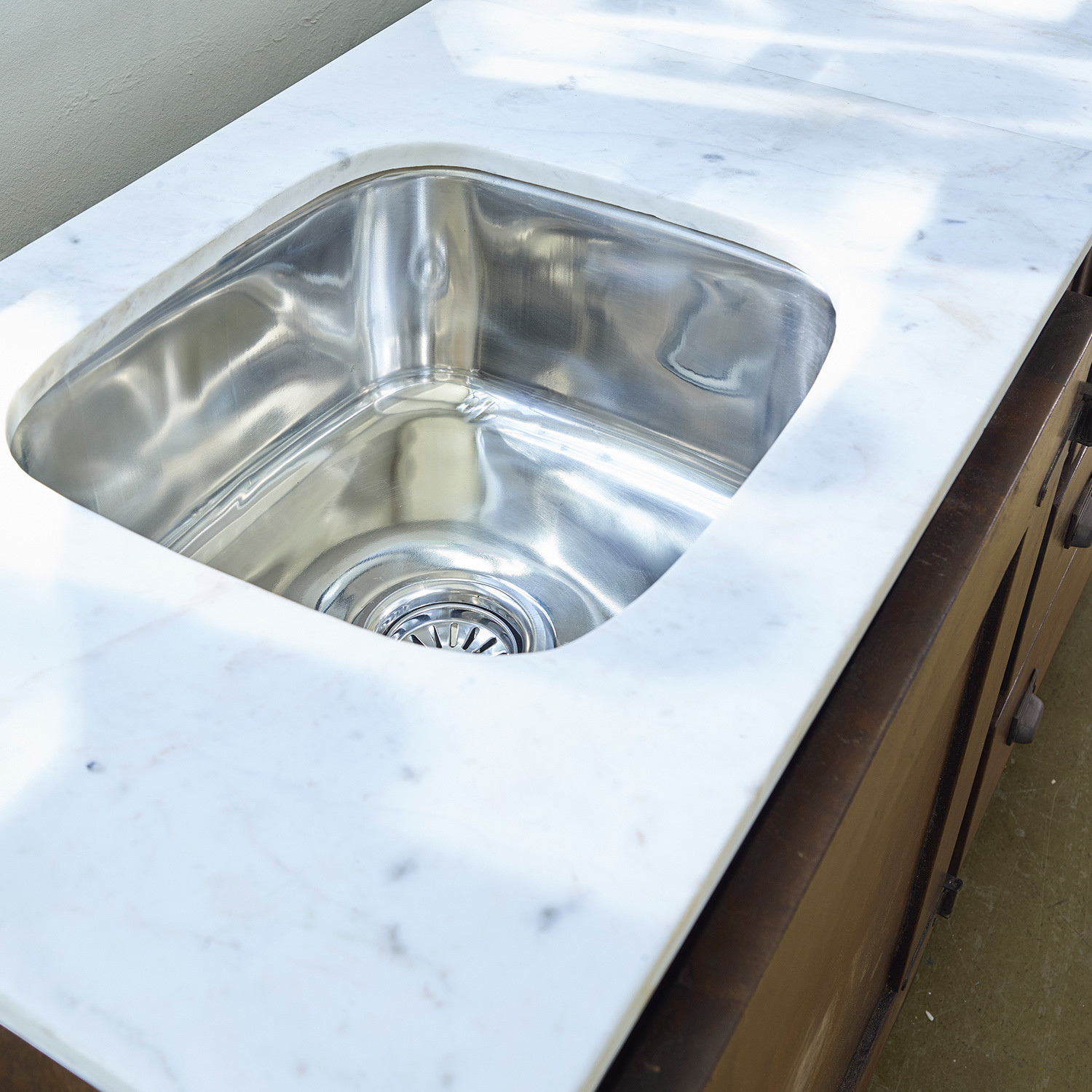 Weißer Marmorarbeitsplatte mit integriertem Edelstahlspülbecken, modernes Küchendesign