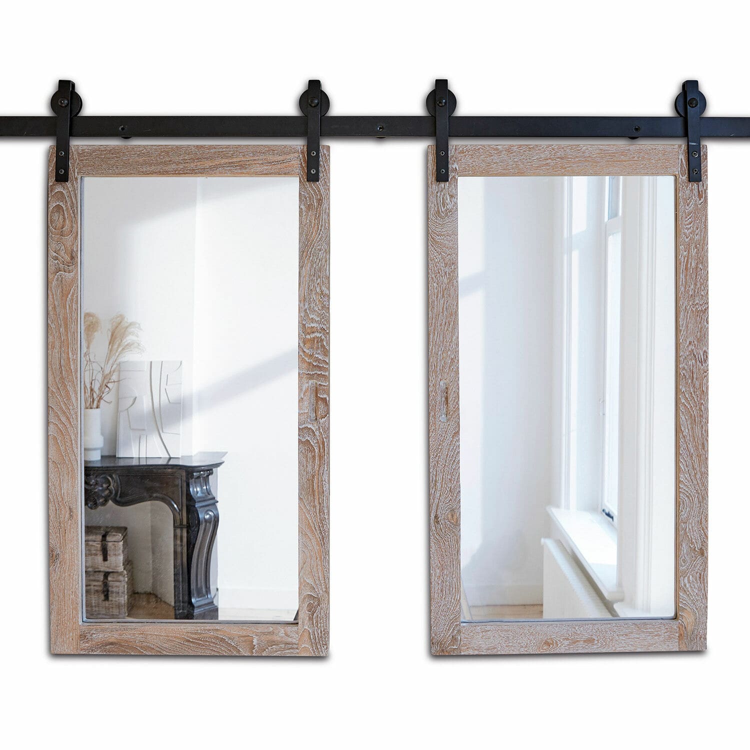 Zwei Spiegel mit hellem Holzrahmen und schwarzem Metallhalter zur Wandmontage im Landhausstil