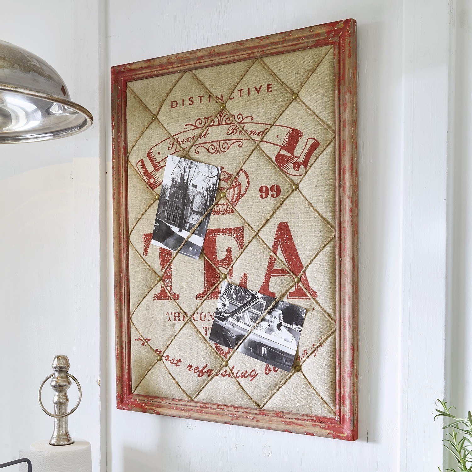 Memoboard mit rotem Holzrahmen und Leinenstoff mit Kordeln zum Befestigen von Fotos oder Notizen