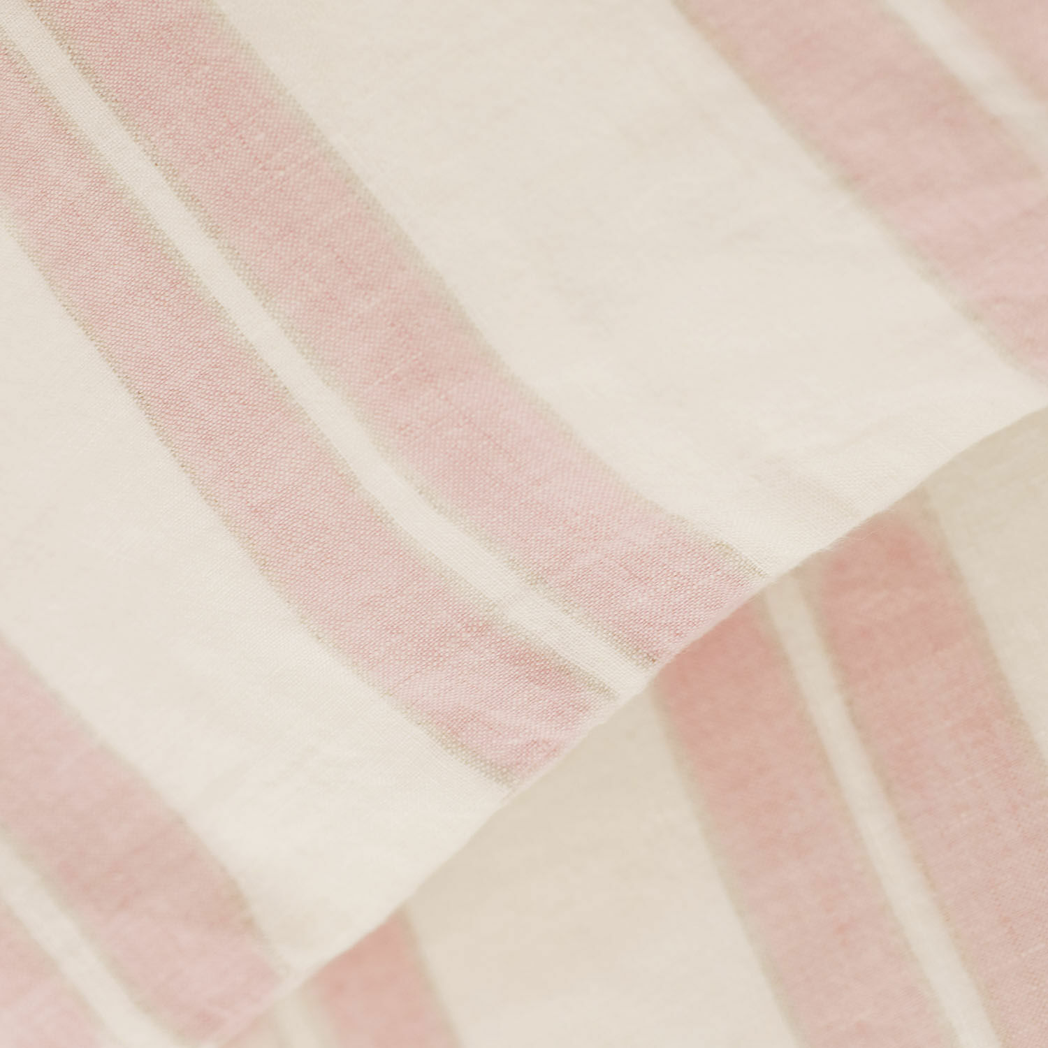 Feiner Baumwollstoff mit creme-rosa Streifen, geeignet für Wohntextilien und Dekoration.