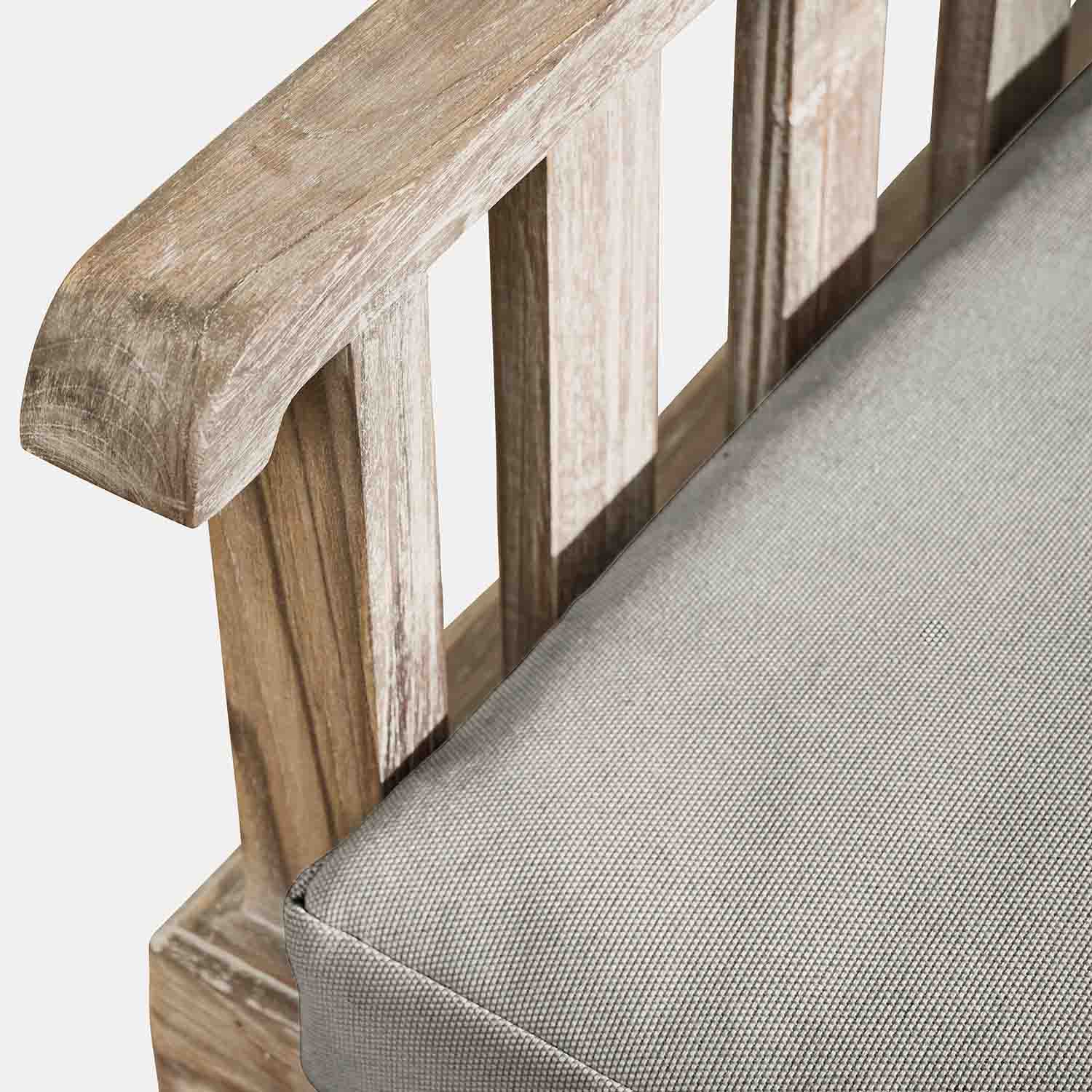 Sitzfläche mit hellgrauem Stoffpolster auf natürlicher Holzlehne einer Bank