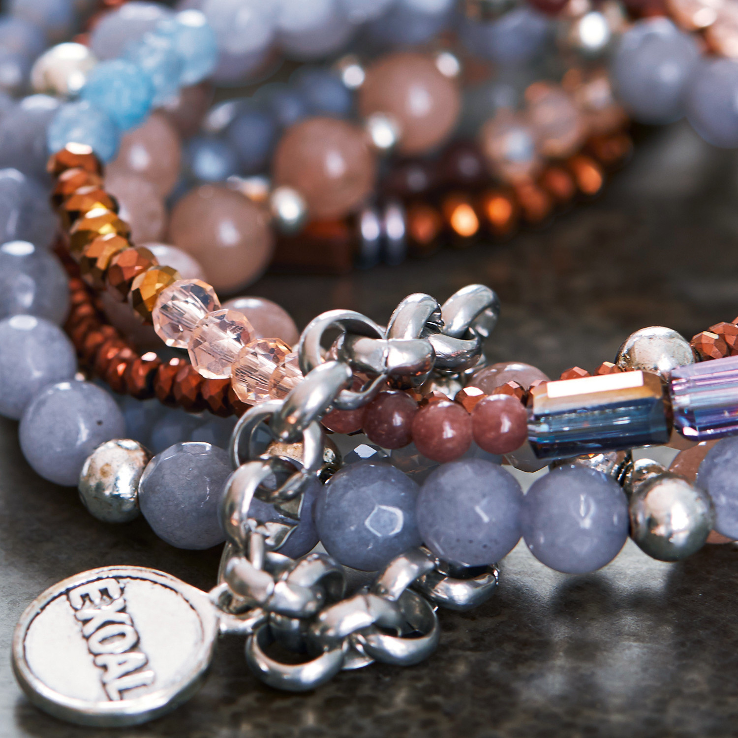 Armband aus bunten Steinen mit silberner Kette und EXOAL-Anhänger, modischer Schmuck