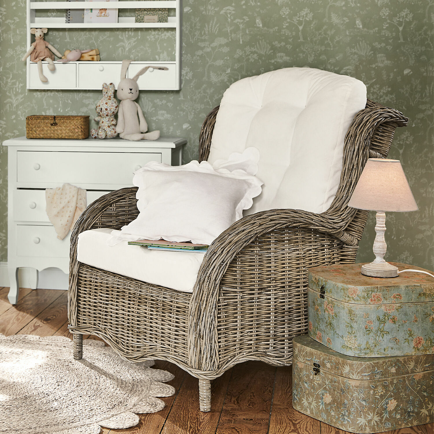Sessel Hailee Wikinger-Sessel mit weißem Polster und Kissen in gemütlichem Raum mit Lampe und Kommode