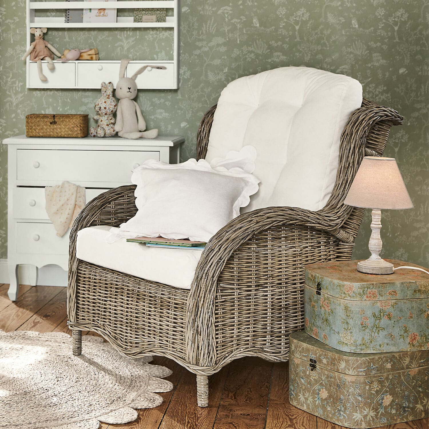 Sessel Hailee Wikinger-Sessel mit weißem Polster und Kissen in gemütlichem Raum mit Lampe und Kommode