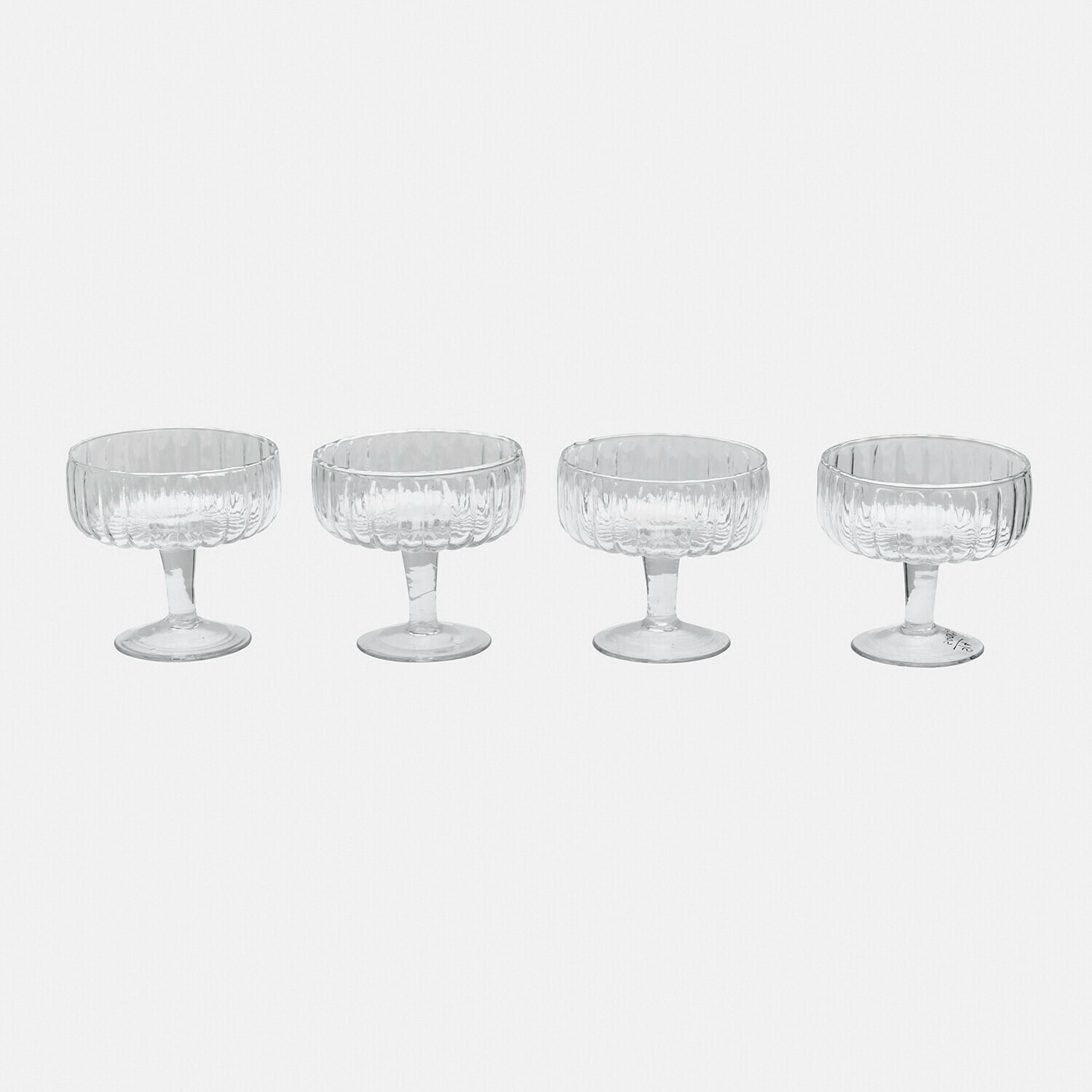 Set aus vier transparenten, gerillten Glasdessertschalen auf Stiel für Getränke und Desserts
