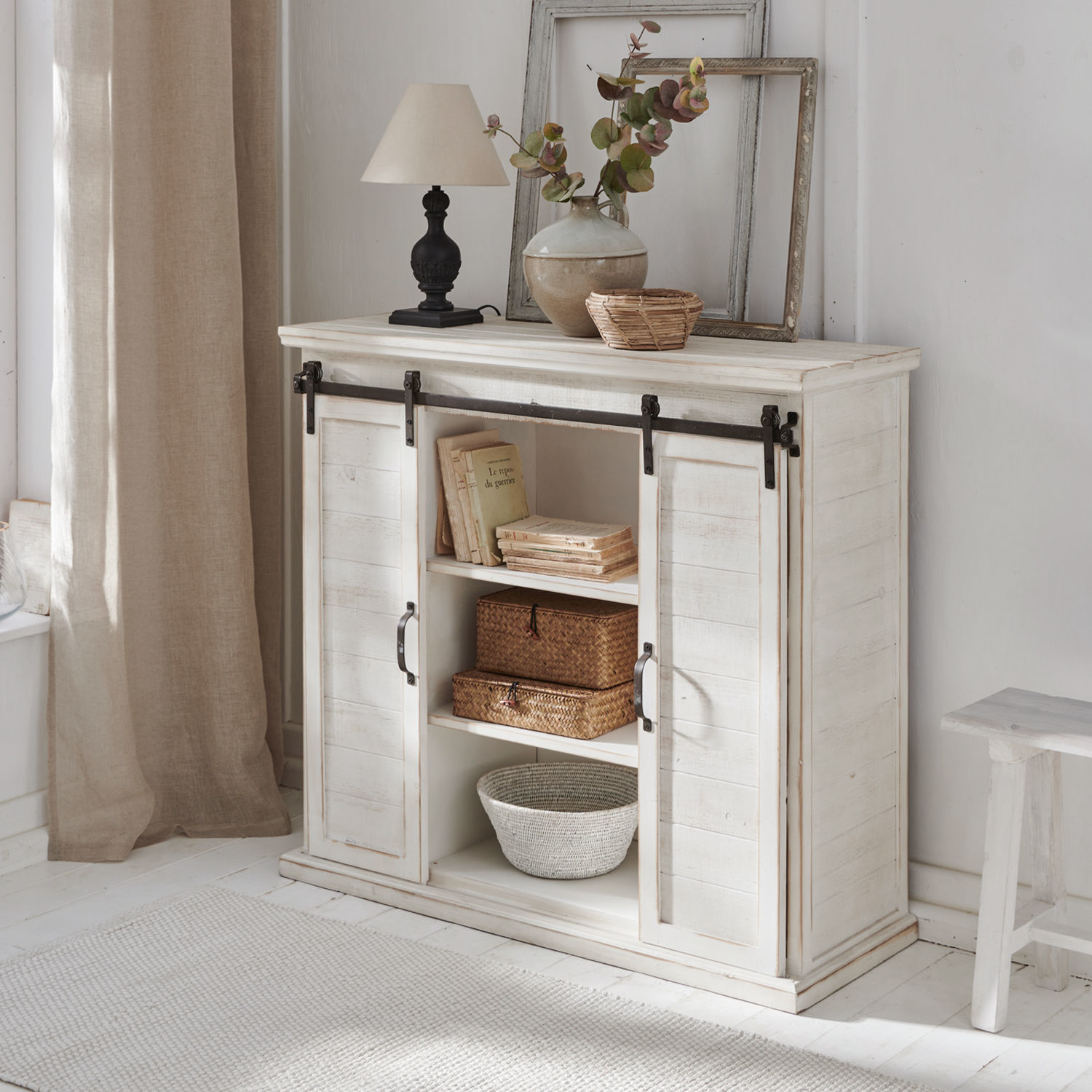 Kommode Perrin Weiße Holzkommode mit Schiebetüren und Regalen im rustikalen Stil für Wohnzimmer