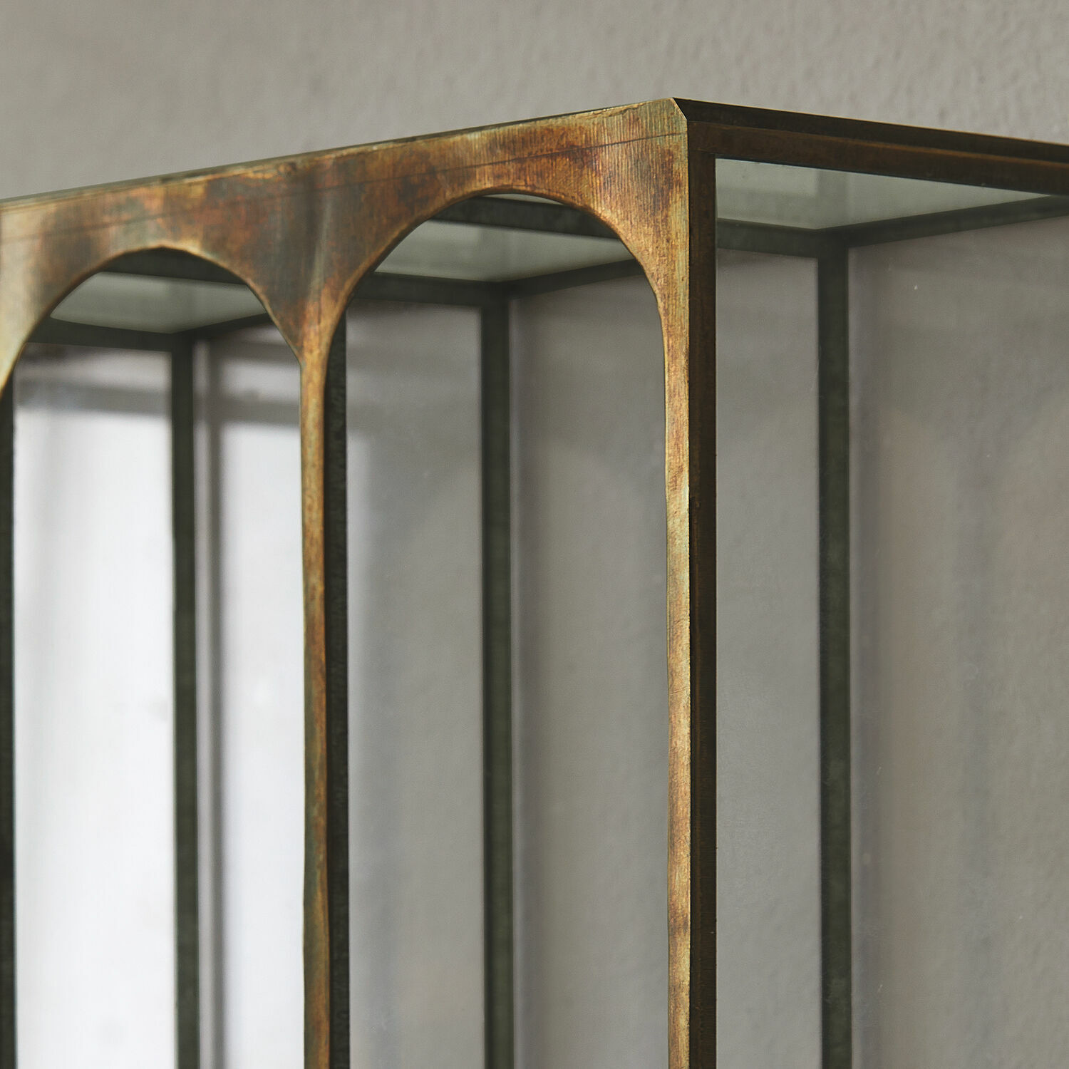 Glasvitrine mit Metallrahmen in antikgold für stilvolle Wohnraumdekoration