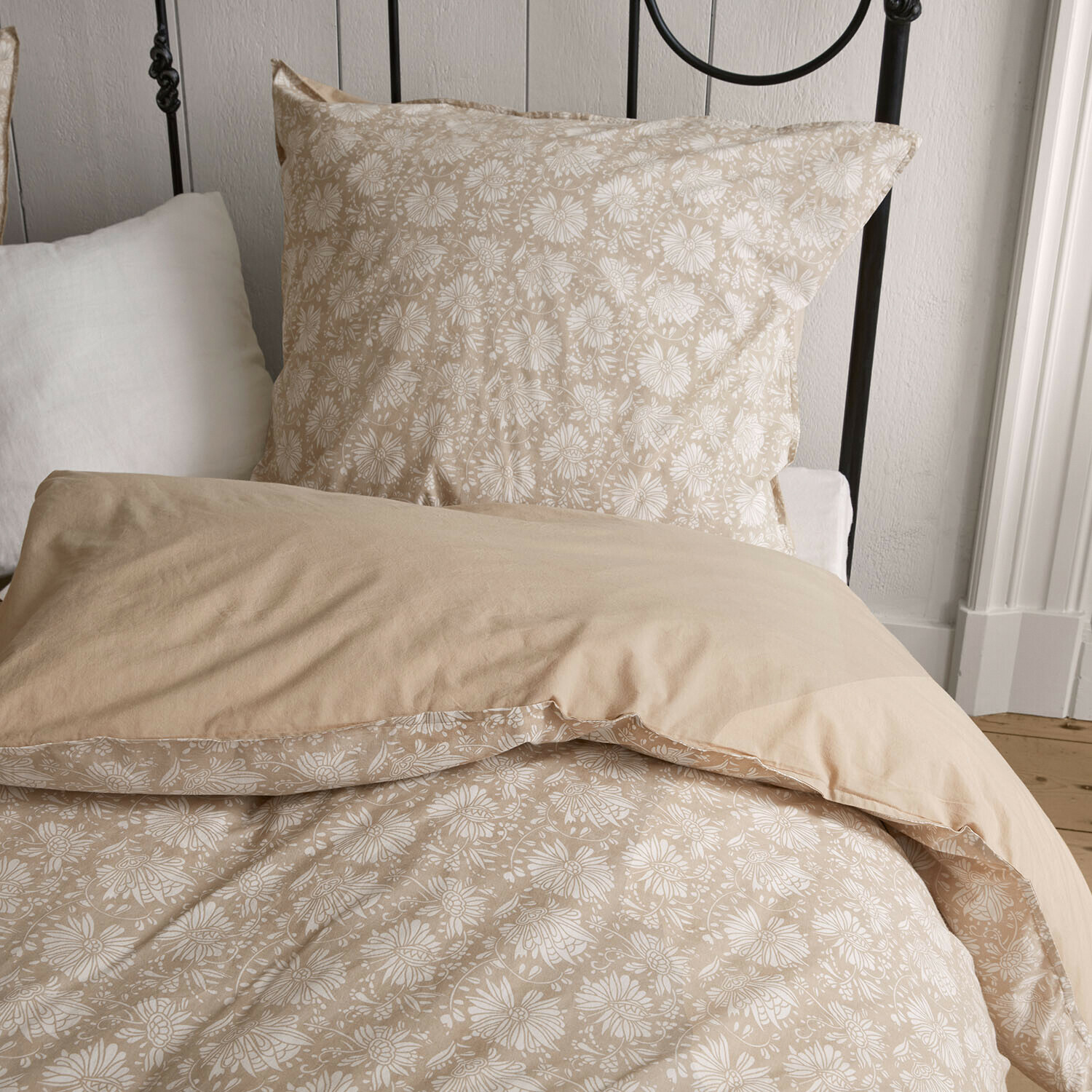 Bettwäsche Jouvenay Beige Baumwoll-Bettwäsche mit weißem Blumenmuster auf Bett mit Metallrahmen