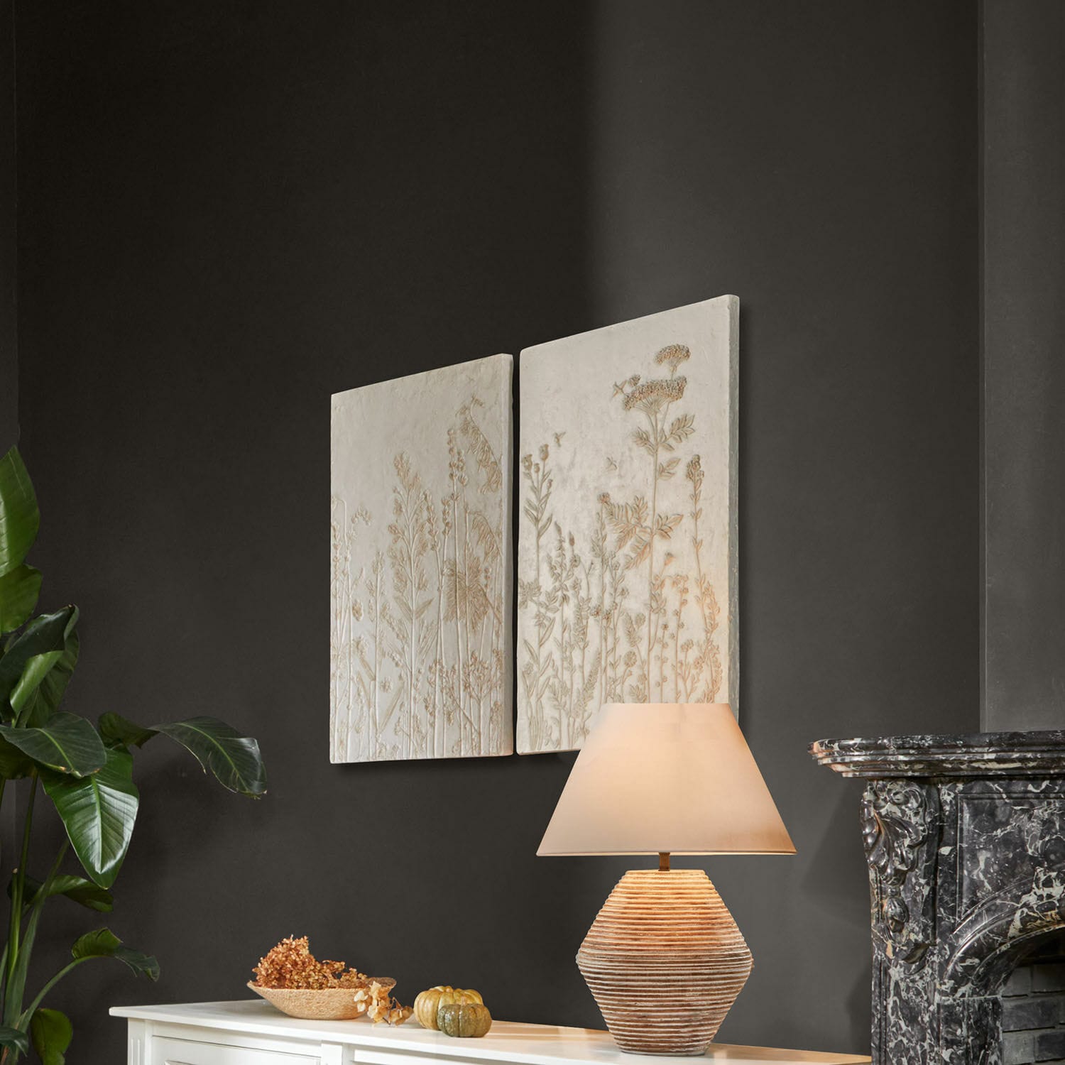Dekorative Pflanzenreliefs in hellem Farbton an der Wand, stilvolle Wohnraumdekoration