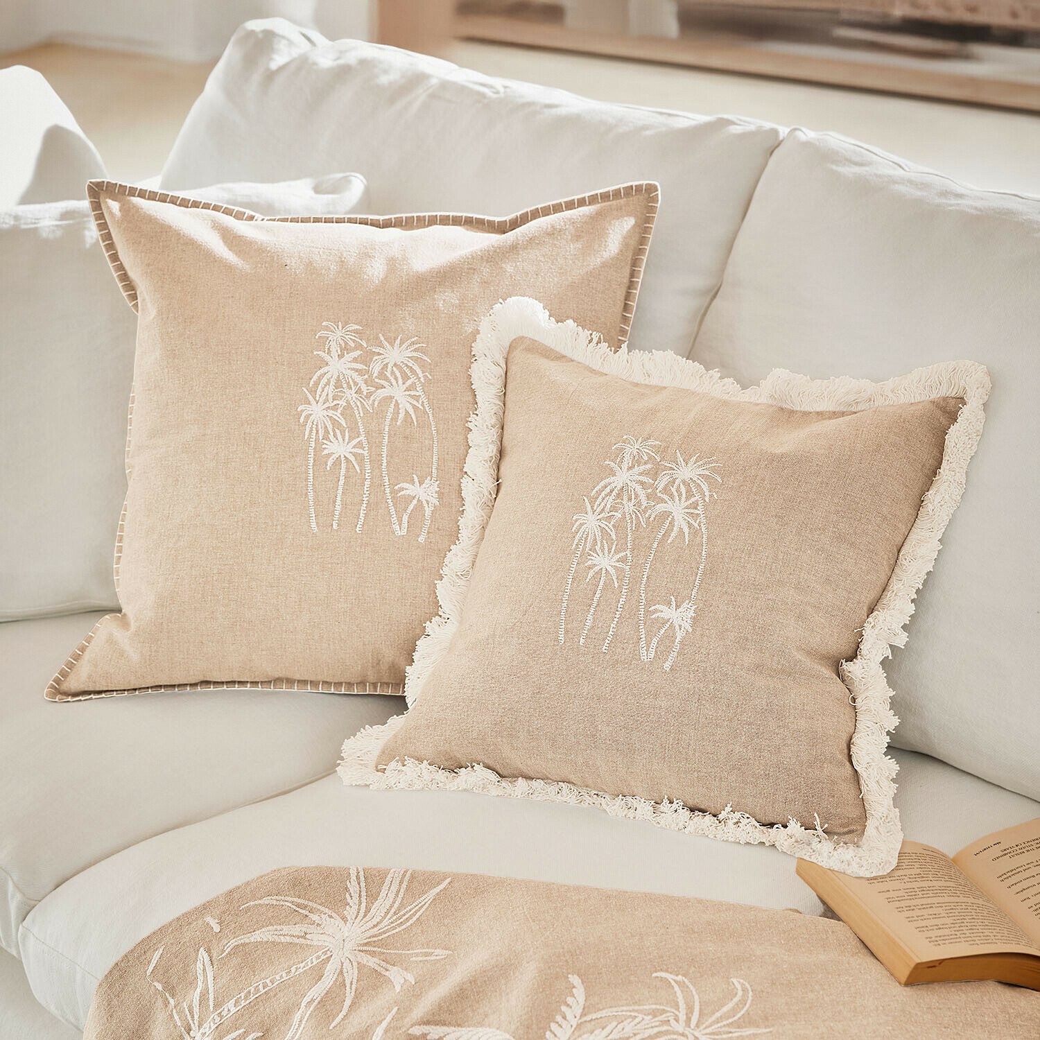 Kissenhülle 2er Set Windlake Beige Leinenkissen mit weißer Palmenstickerei auf hellem Sofa, dekorative Wohntextilien