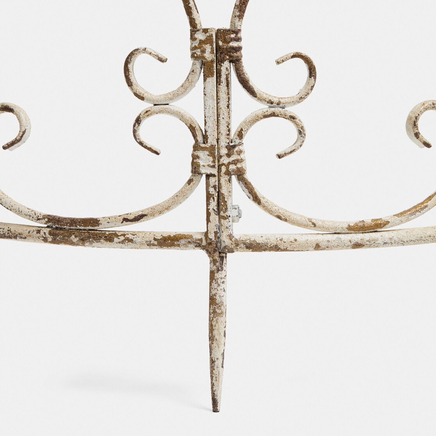Metall-Dekorelement in weiß mit antikem Look und rostiger Patina, geschwungene Ornamente