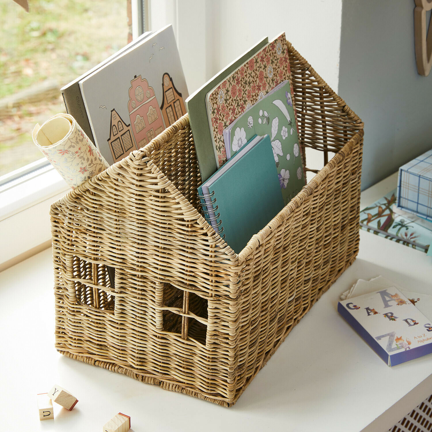 Rattankorb in Hausform mit Ordnern und Notizbüchern, natürlicher Farbton für den Schreibtisch