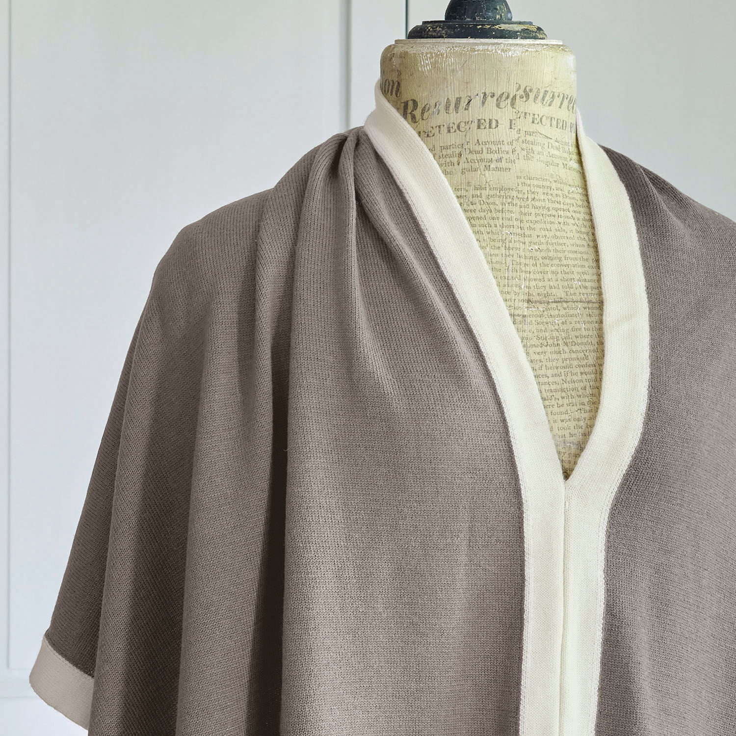 Grauer Pullover mit weißem Rand aus weichem Material, modisches und bequemes Kleidungsstück