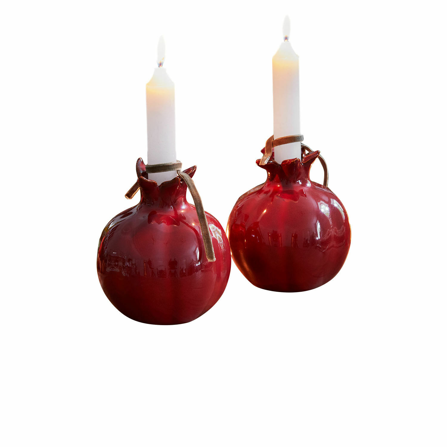 Kerzenständer 2er Set Karidah Zwei rote Keramik-Kerzenhalter in Granat-Form mit weißen Kerzen und braunen Bändern