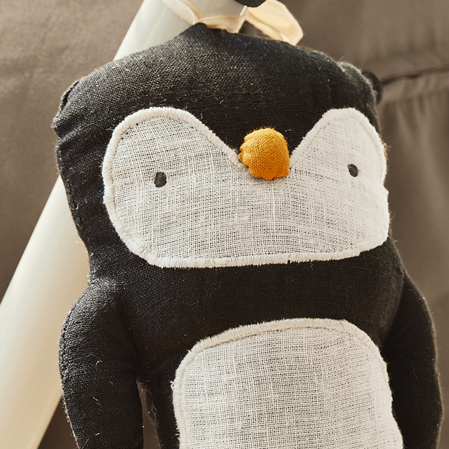 Schwarzer Plüsch-Pinguin mit weißem Stoff und gelber Nase, weiches Kinderspielzeug