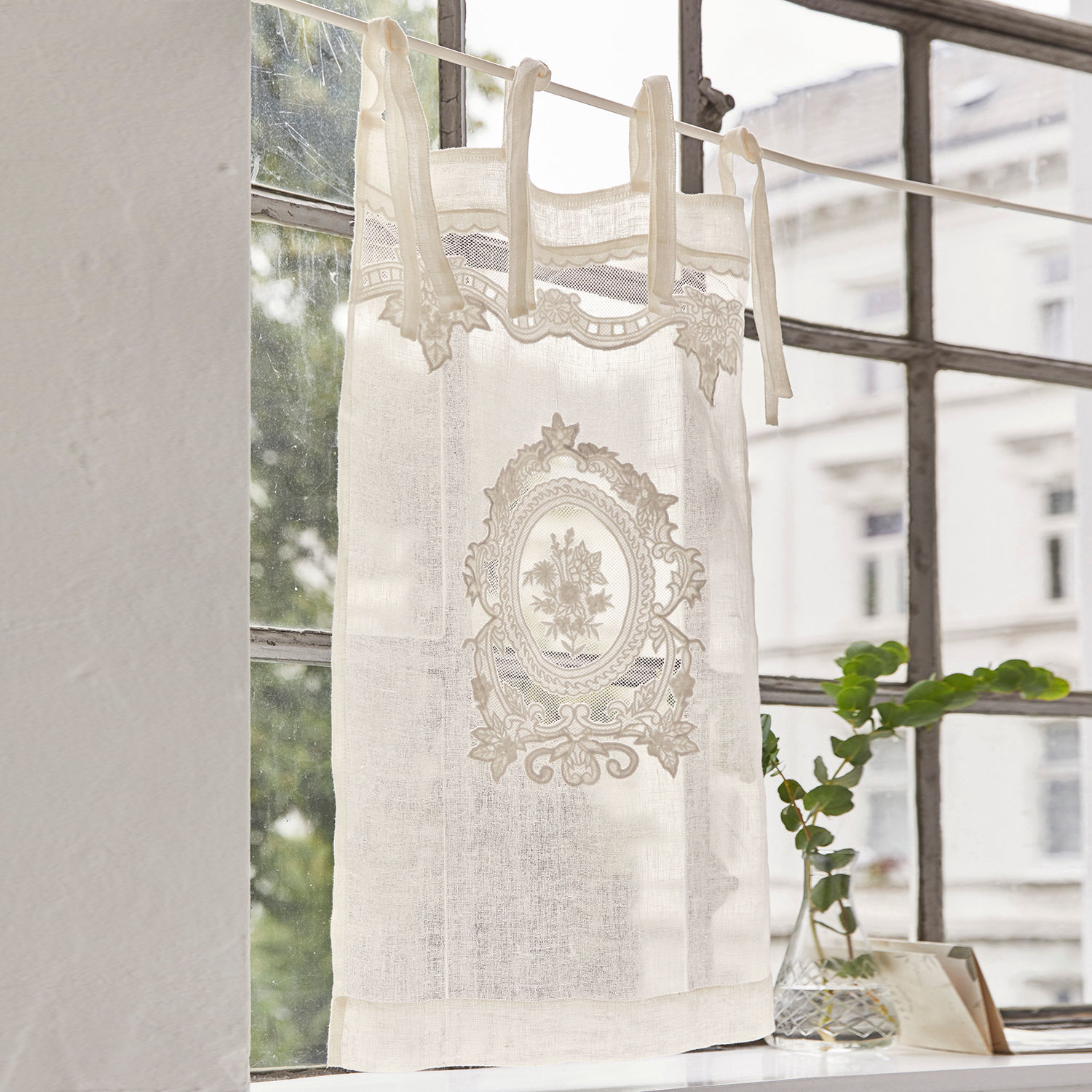 Scheibengardine Mesnay Weiße Leinen-Gardine mit besticktem Blumenmotiv und Schlaufen zum Aufhängen am Fenster