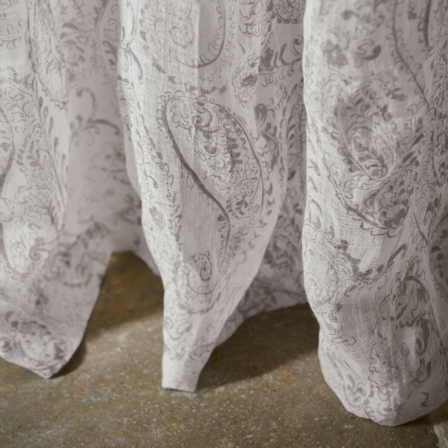 Leichter Vorhang aus weißem Stoff mit grauem Paisley-Muster, stilvolle Fensterdekoration