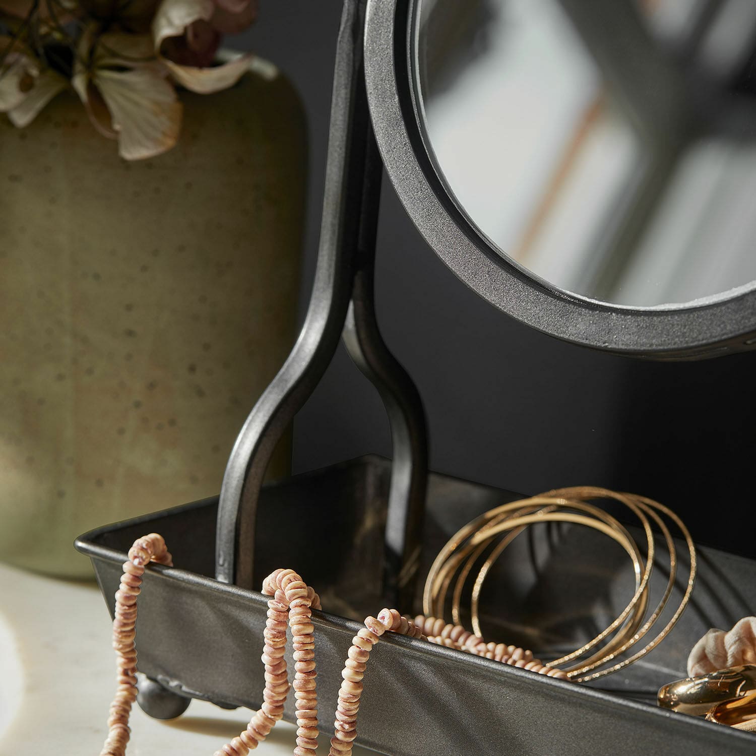 Schwarzes Metalltablett mit Spiegel und Schmuck, ideal zur Aufbewahrung von Accessoires