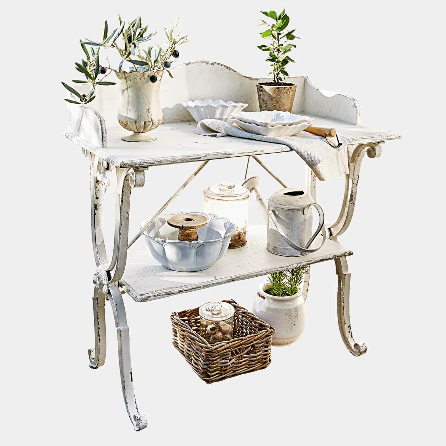 Weißer Metall-Gartentisch mit dekorativem Geschirr und Pflanzen im Vintage-Stil