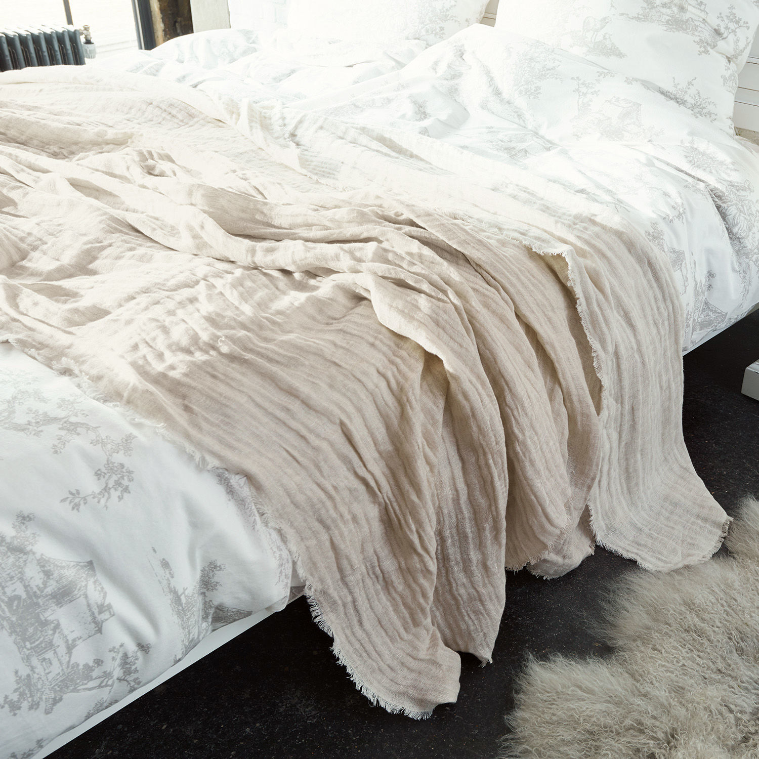 Beige Leinen-Decke auf Bett mit weißer Bettwäsche und feinem Muster, Schlafzimmerdeko