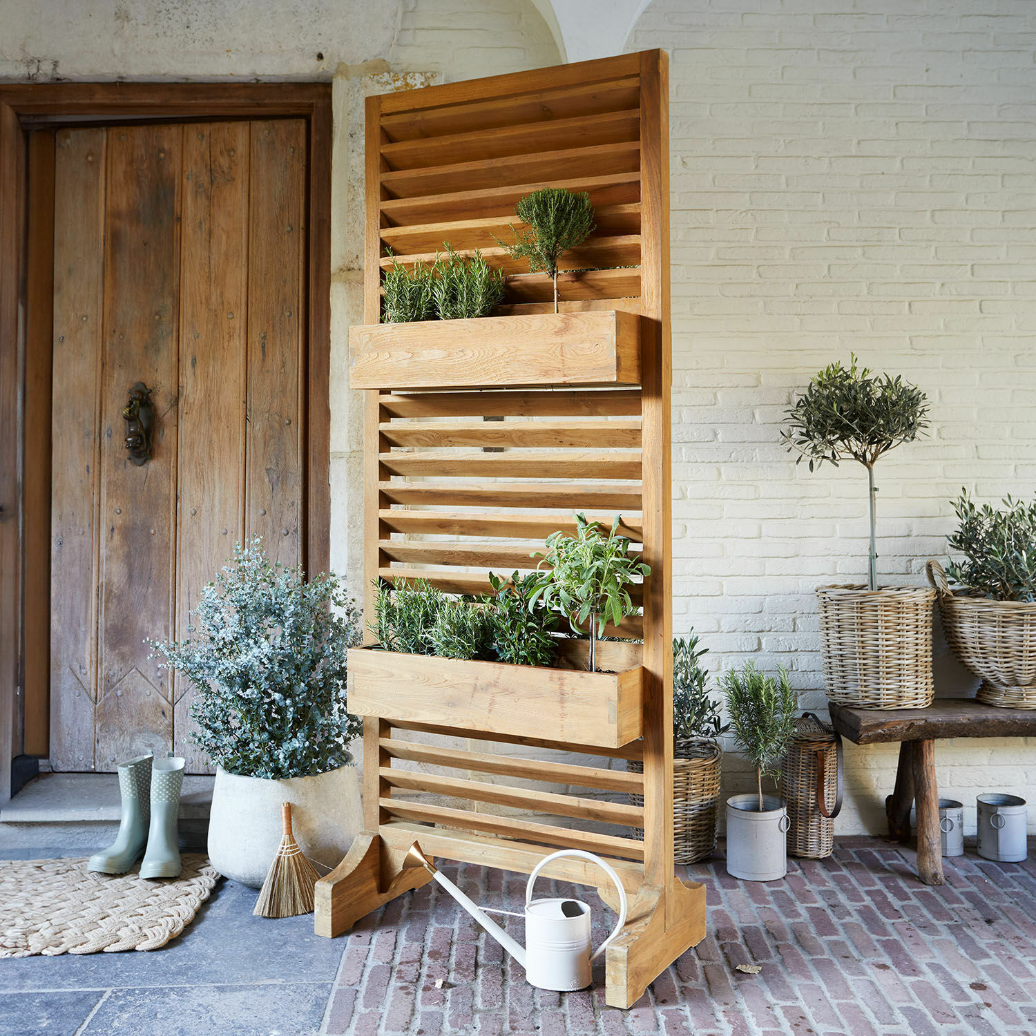 Vertikale Holzpflanzkübel mit zwei hellen Pflanzkästen für Kräuter im Garten und Innenbereich