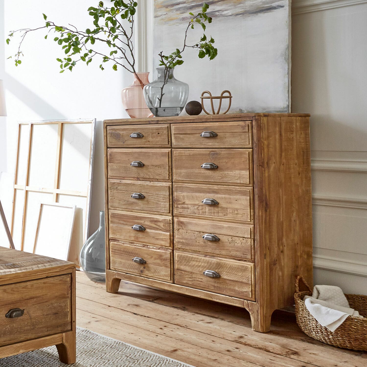 Kommode Kerava Kommode aus natürlichem Mangoholz mit Metallgriffen, praktisches Aufbewahrungsmöbel im Wohnzimmer