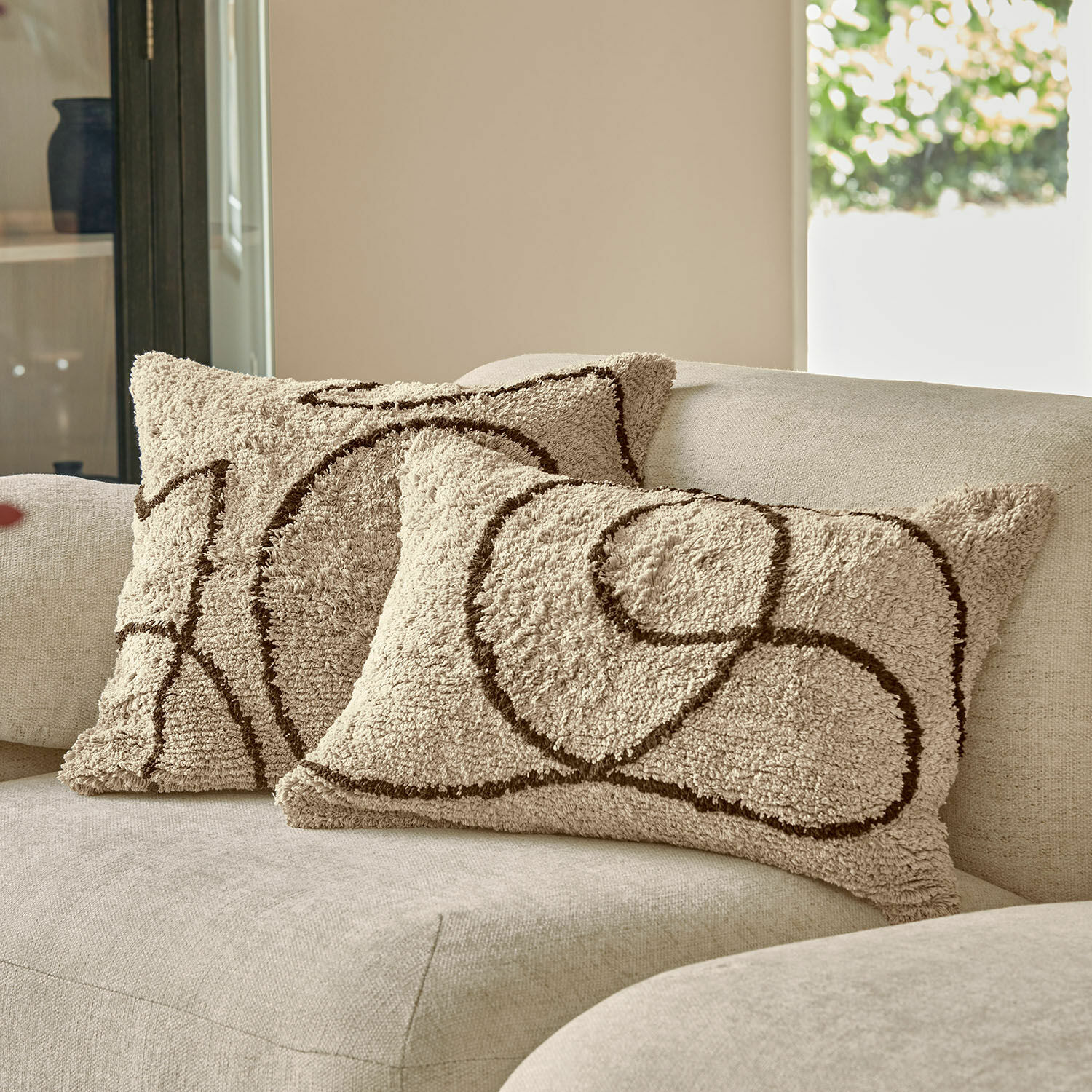 Kissenhülle 2er Set Lavinois Beige dekorative Kissen aus weichem Material mit braunem geometrischem Muster auf hellem Sofa