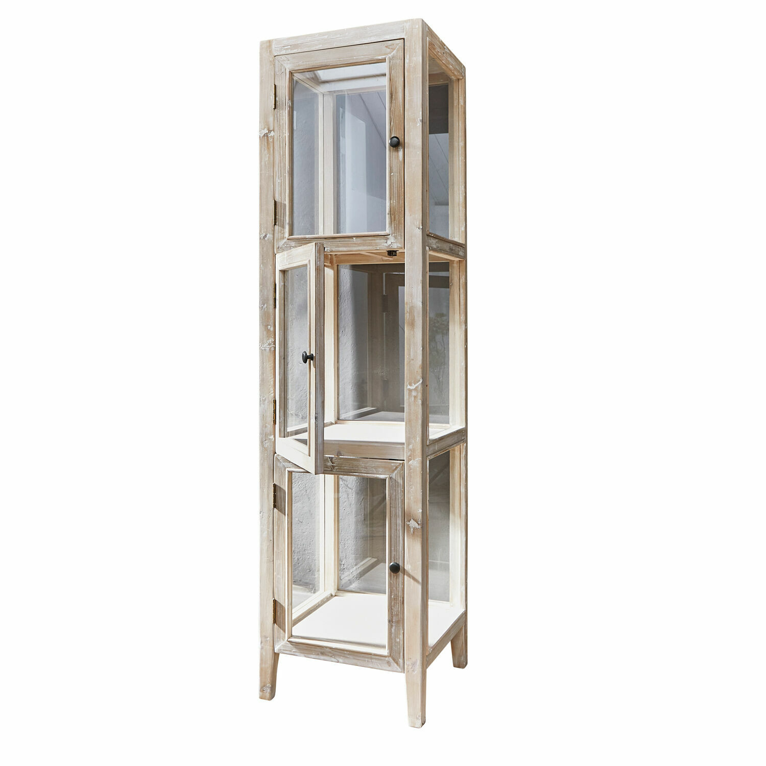Hohe Vitrine aus hellem Naturholz mit Glastüren für stilvolle Aufbewahrung