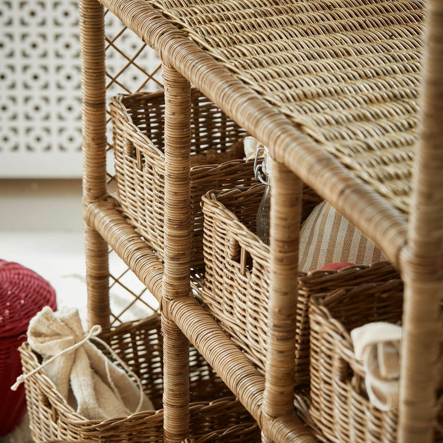 Regal aus Rattan mit natürlichen Körben zur Aufbewahrung, dekoratives Möbelstück für Wohnzimmer oder Bad