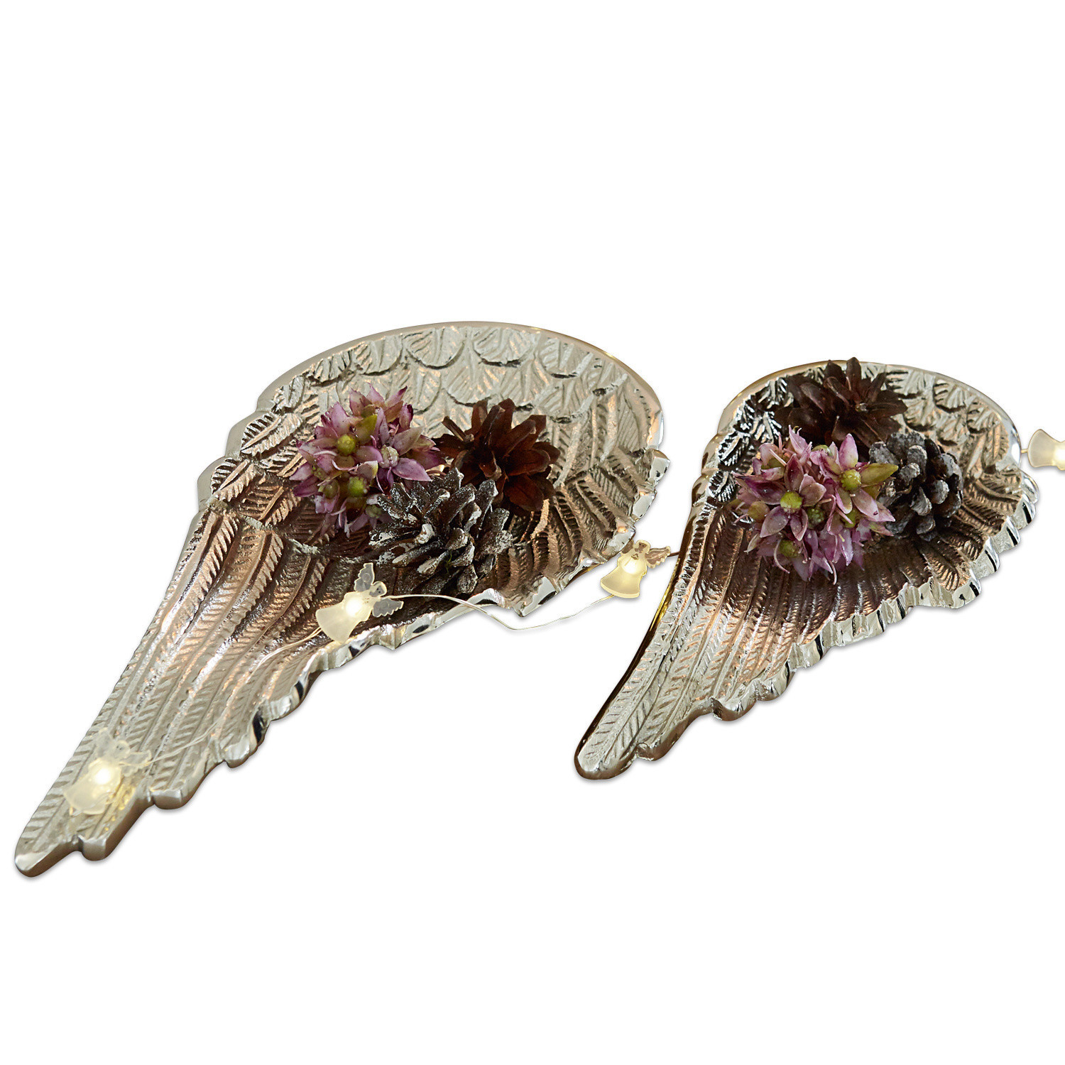 Zwei silberne Metallteller in Flügelform mit Dekoration aus Zapfen und Blumen, festlicher Schmuck
