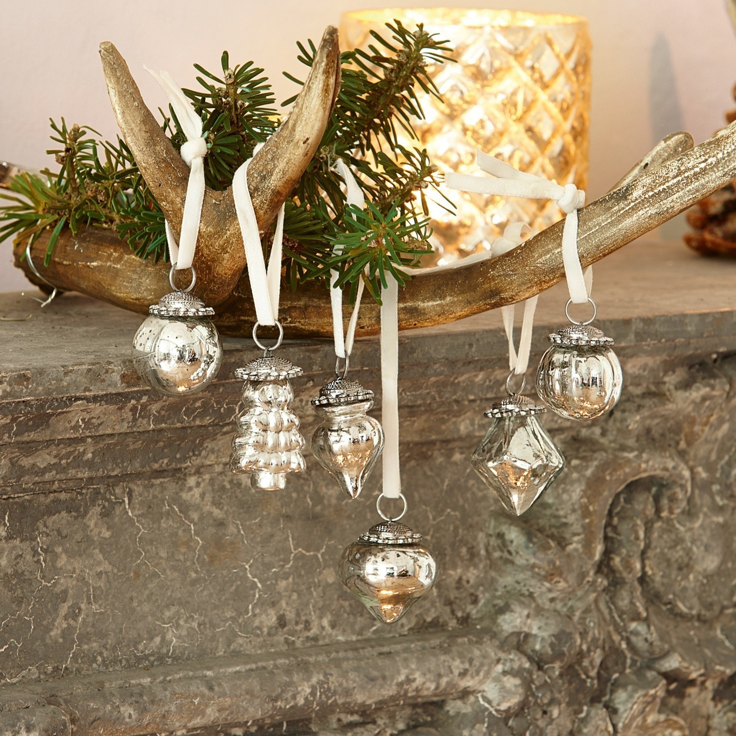 Weihnachtsschmuck 6er Set Levier Silberne Weihnachtsanhänger mit weißen Bändern an goldenem Geweih mit grünen Zweigen