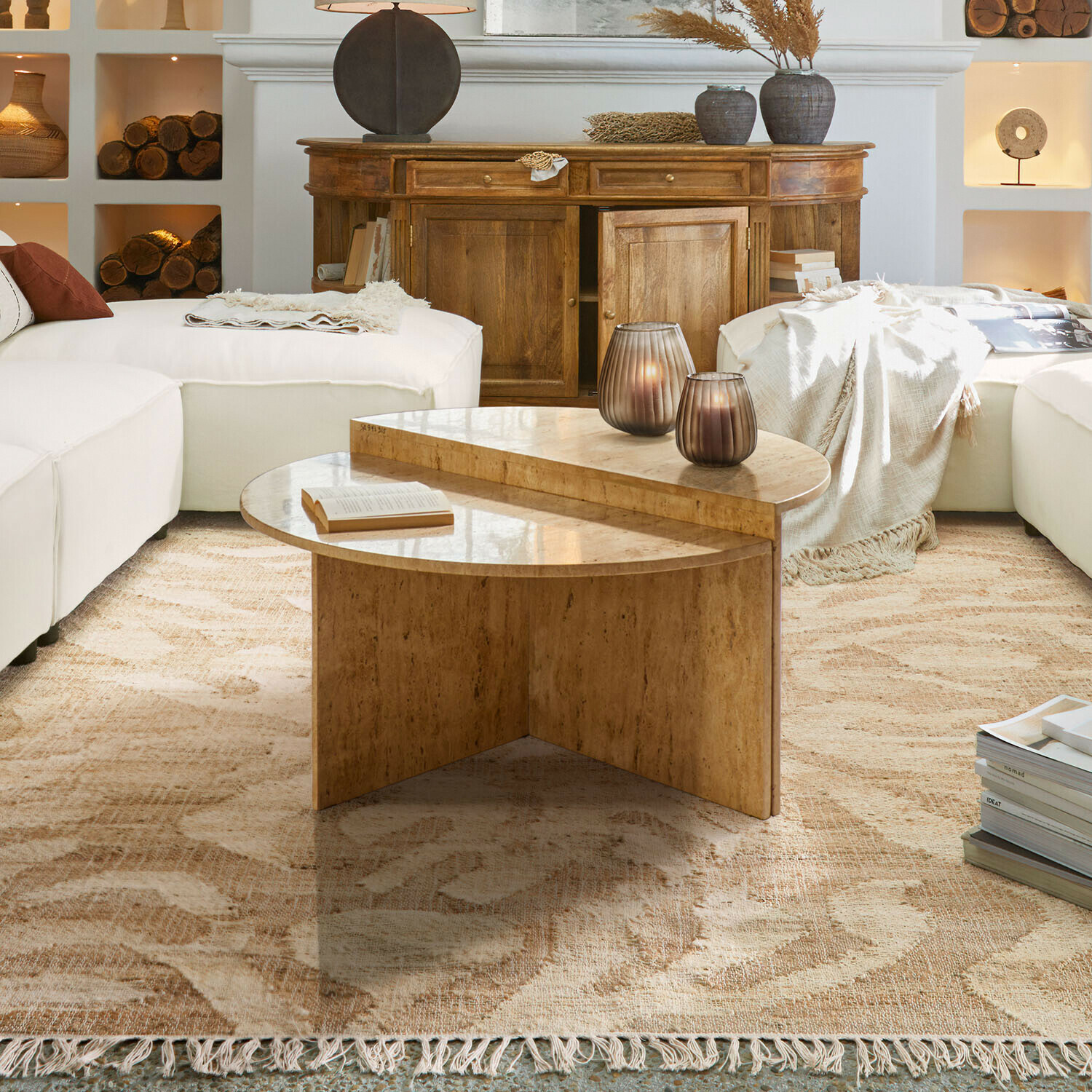 Couchtisch Candeloro Moderner Couchtisch aus Holz in Naturfarbe auf beigem Teppich im hellen Wohnzimmer