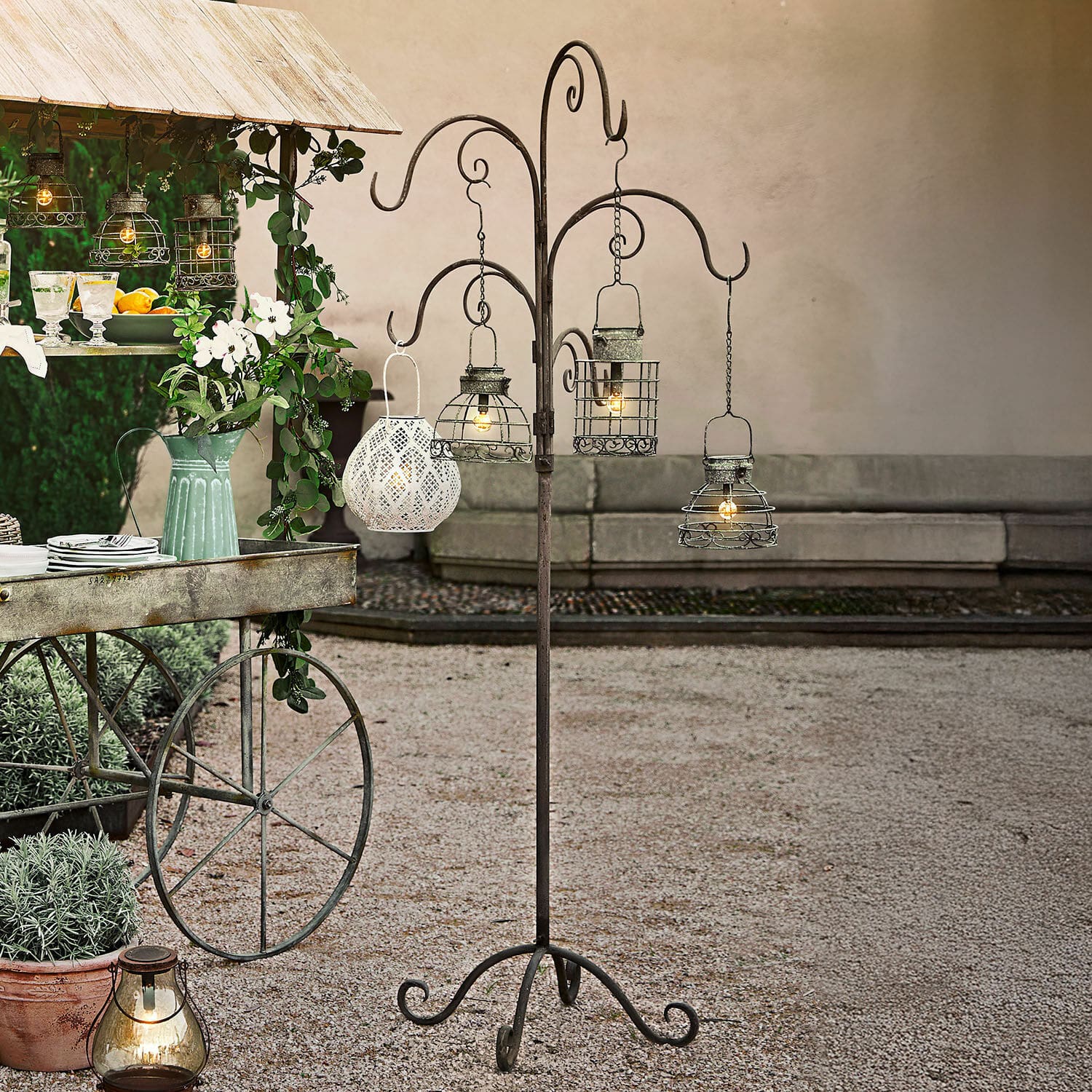 Ständer Merisette Metallständer mit vier hängenden Vintage-Laternen zur Dekoration von Garten und Terrasse